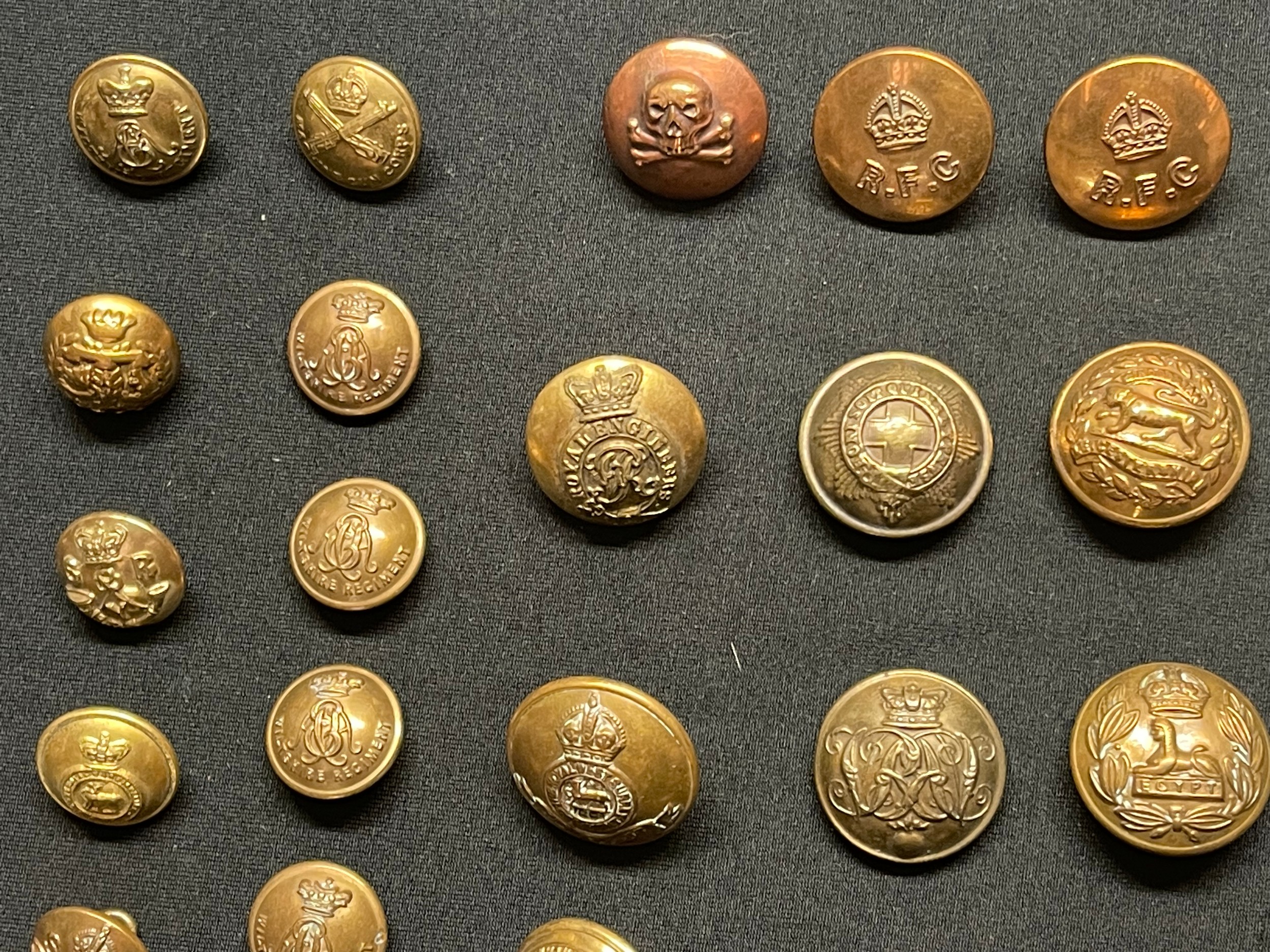 WW2 British Metal Shoulder titles, Collar Dogs and Buttons plus some WW1 examples to include - Image 2 of 17