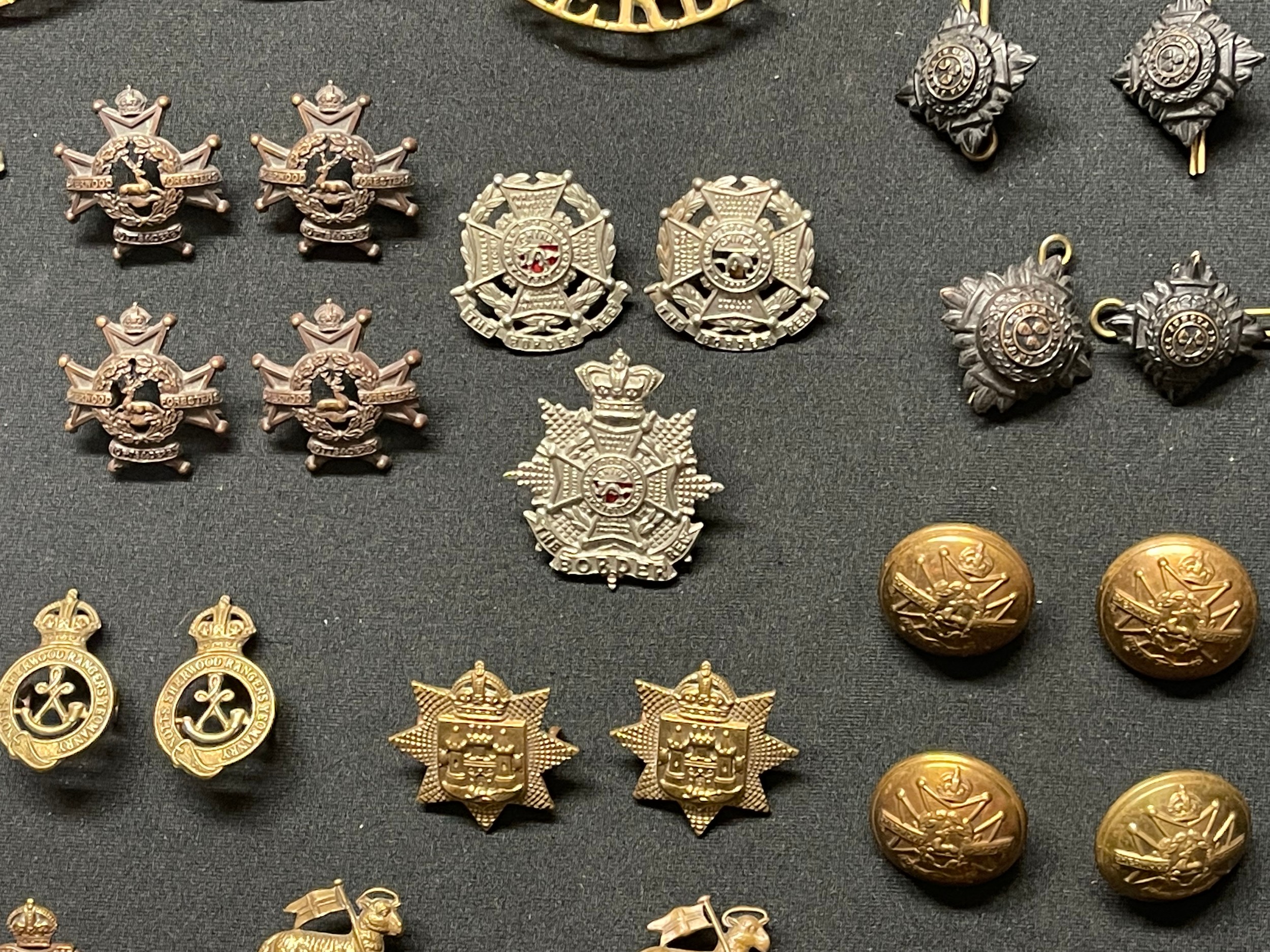 WW2 British Metal Shoulder titles, Collar Dogs and Buttons plus some WW1 examples to include - Image 6 of 17