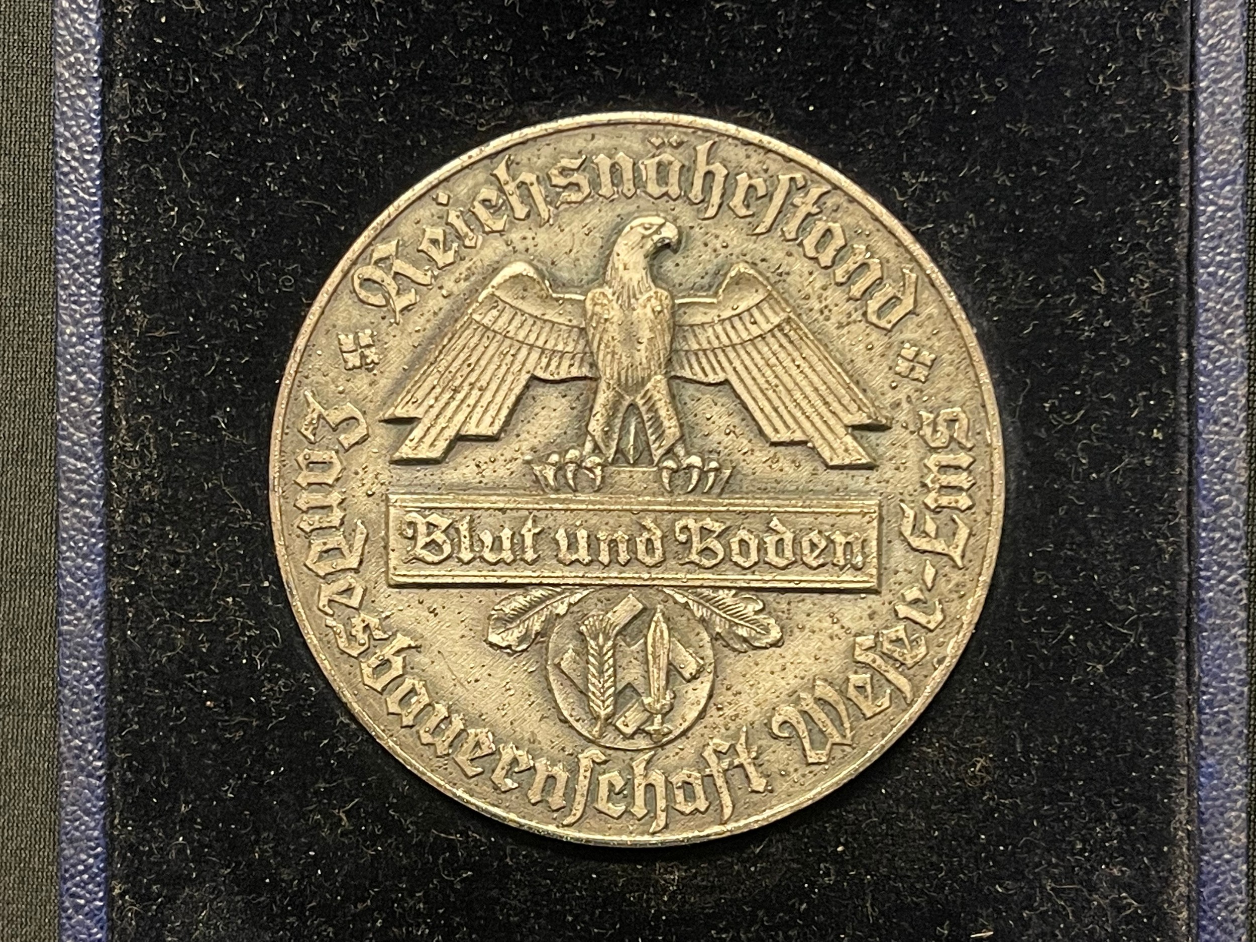 WW2 Third Reich cased Reichsnahrstand non portable award for Landesbauernschaft Weser-Ems . Complete - Image 2 of 6