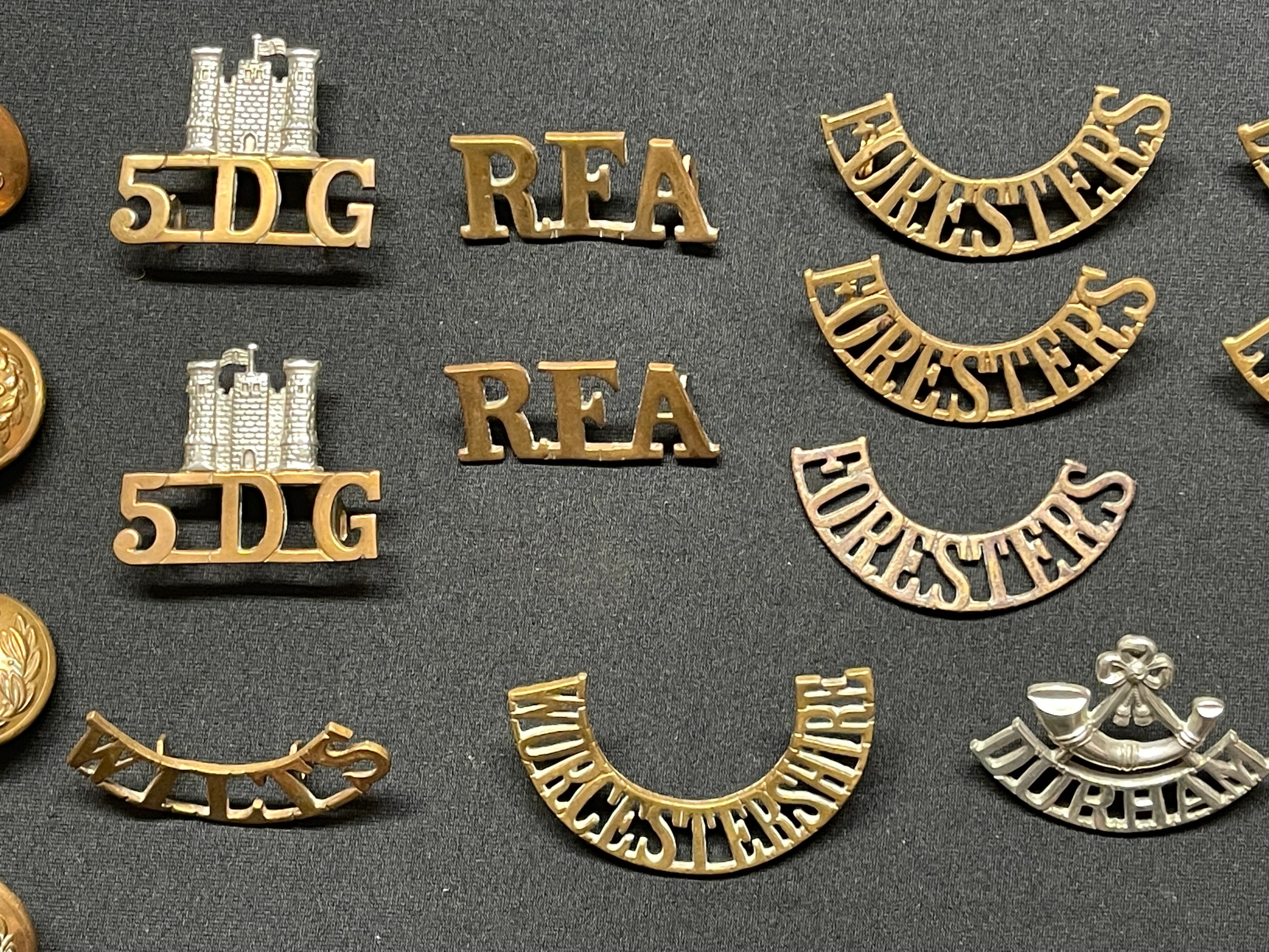 WW2 British Metal Shoulder titles, Collar Dogs and Buttons plus some WW1 examples to include - Image 3 of 17