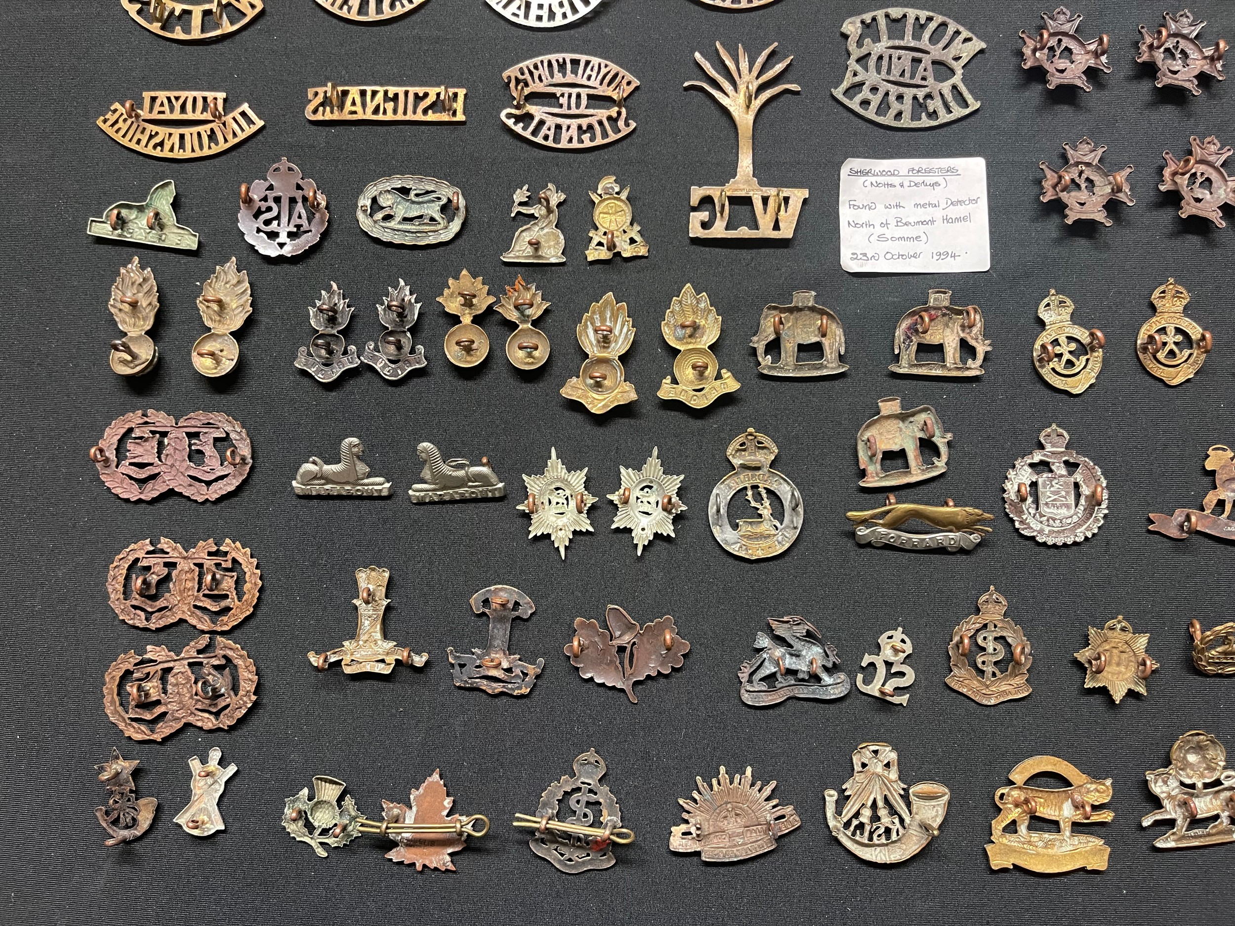 WW2 British Metal Shoulder titles, Collar Dogs and Buttons plus some WW1 examples to include - Image 17 of 17