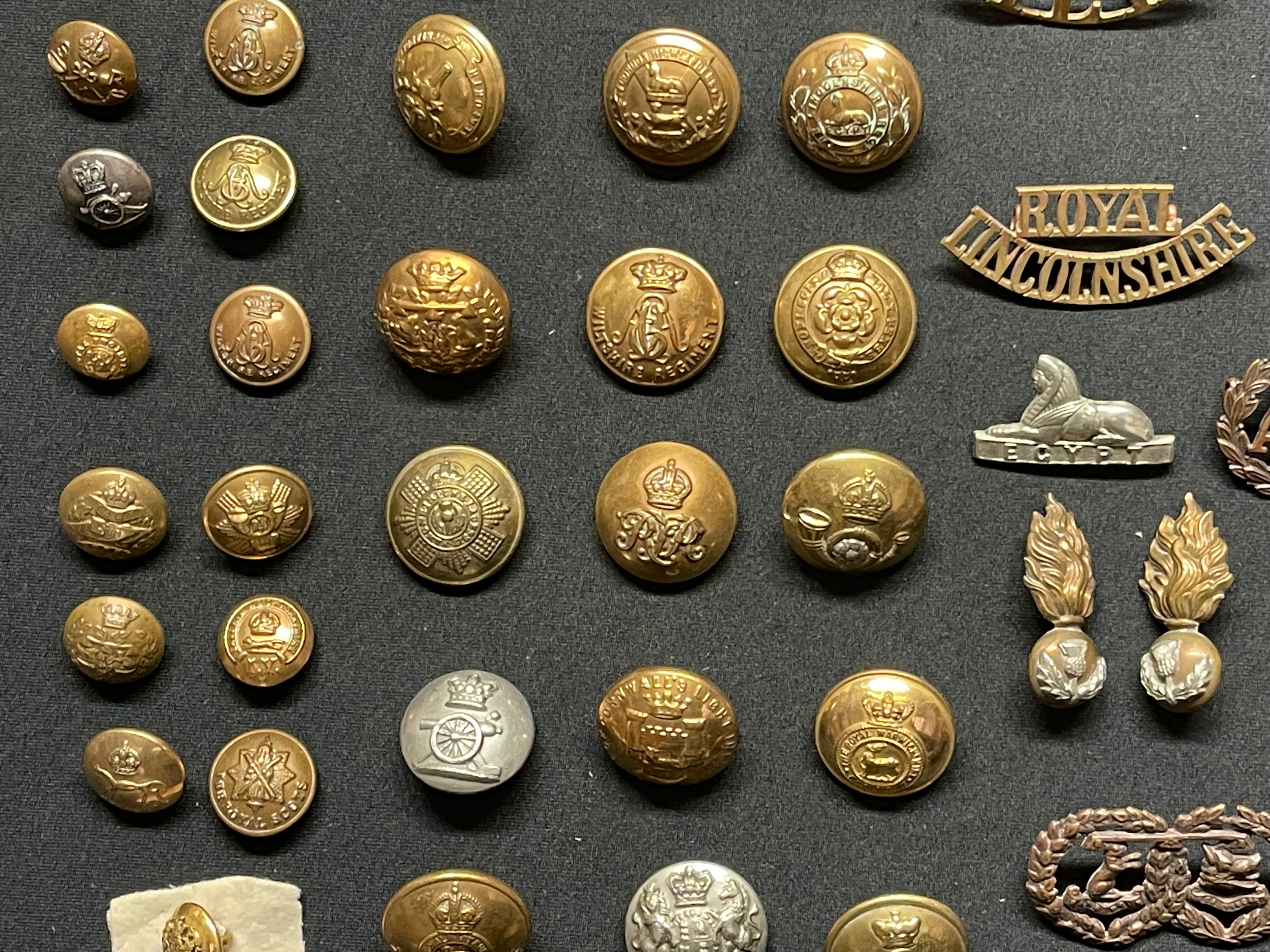 WW2 British Metal Shoulder titles, Collar Dogs and Buttons plus some WW1 examples to include - Image 8 of 17