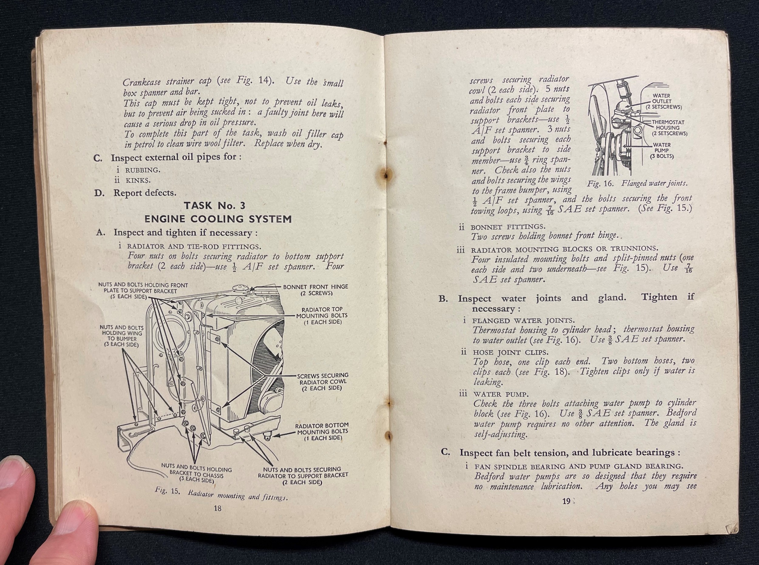 WW2 British Military Vehicle Drivers Handbooks for Bedford OY, dated 1941: Karrier Model K6 dated - Image 4 of 14