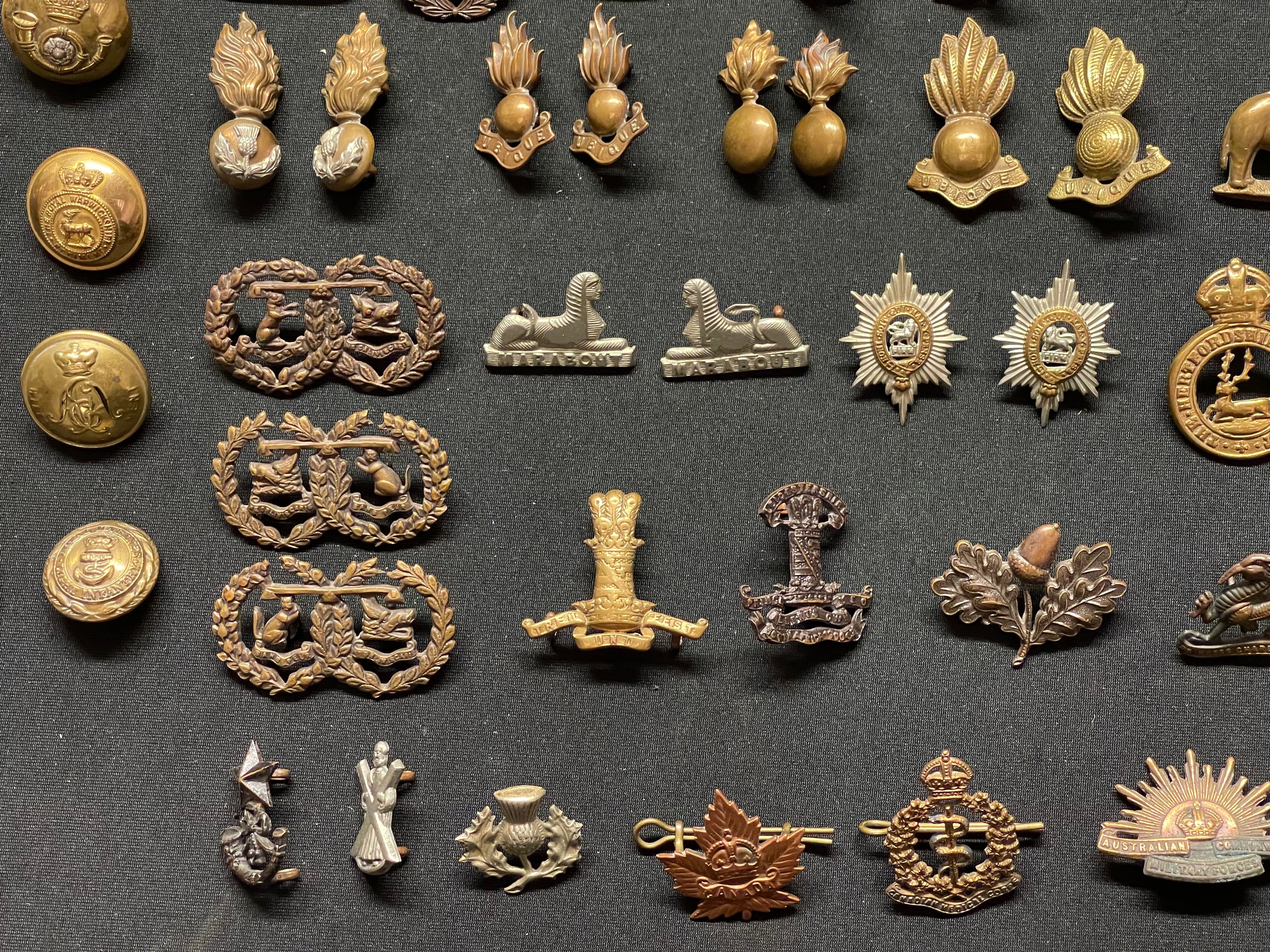 WW2 British Metal Shoulder titles, Collar Dogs and Buttons plus some WW1 examples to include - Image 10 of 17
