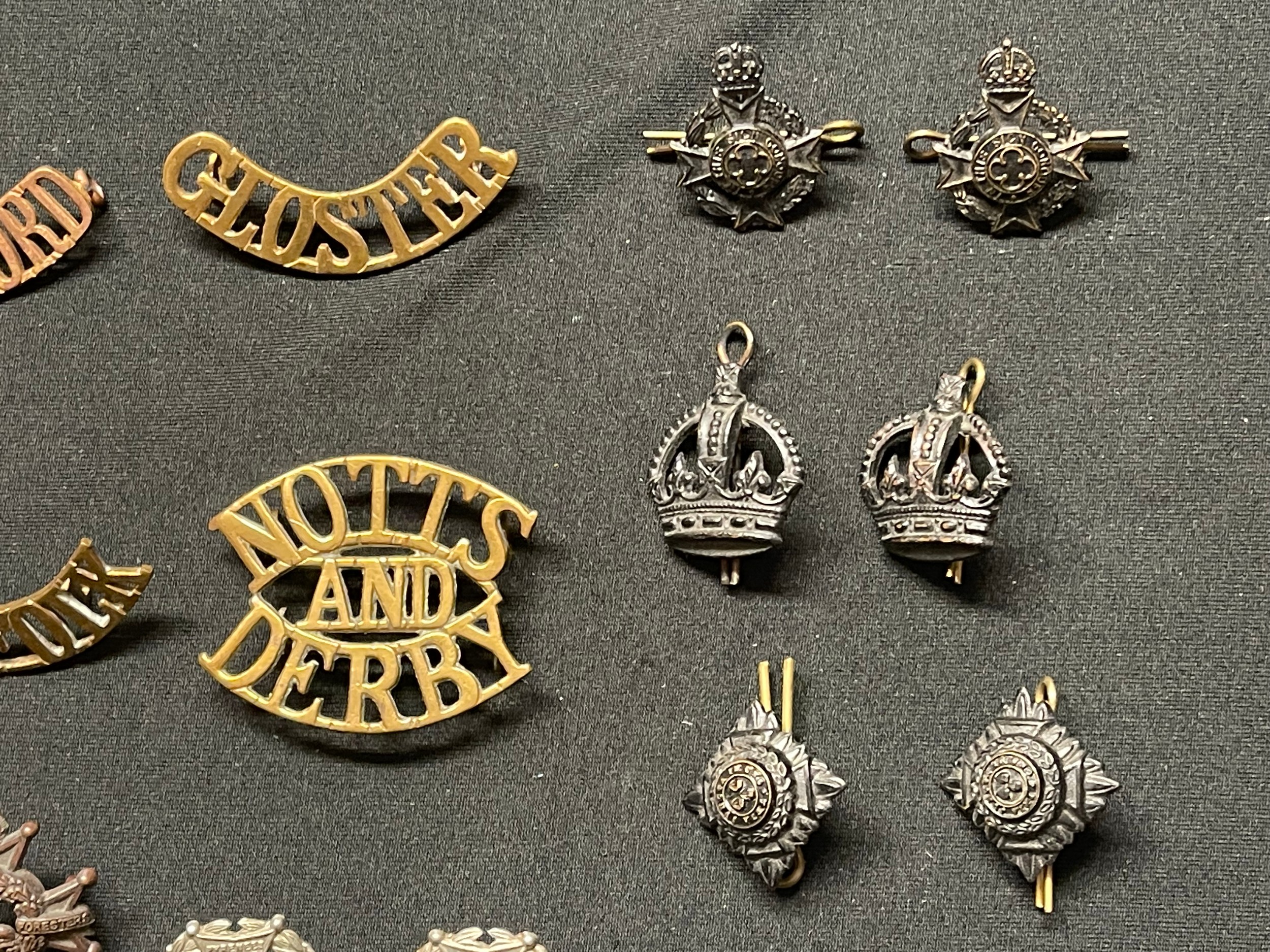 WW2 British Metal Shoulder titles, Collar Dogs and Buttons plus some WW1 examples to include - Image 5 of 17