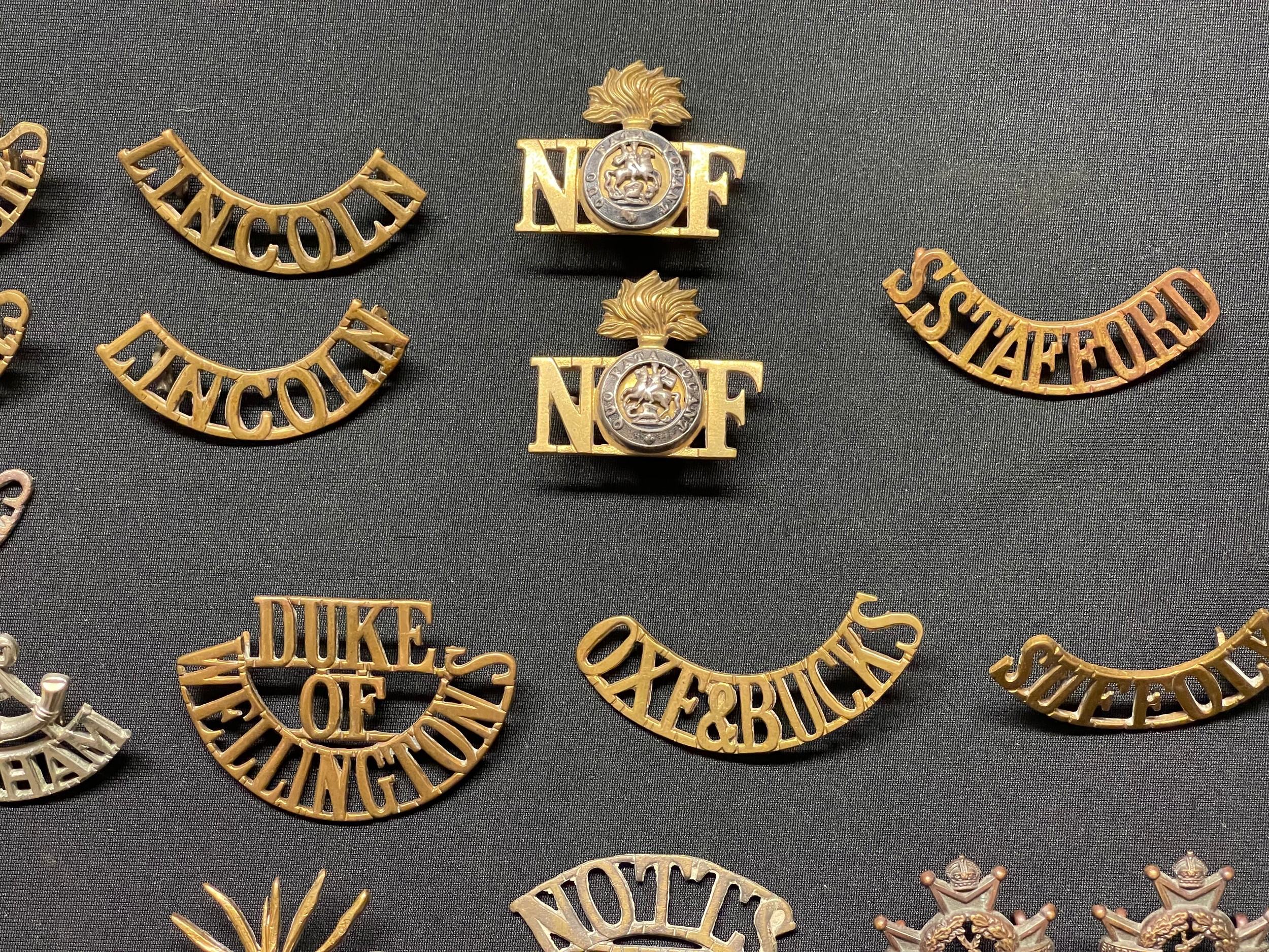 WW2 British Metal Shoulder titles, Collar Dogs and Buttons plus some WW1 examples to include - Image 4 of 17
