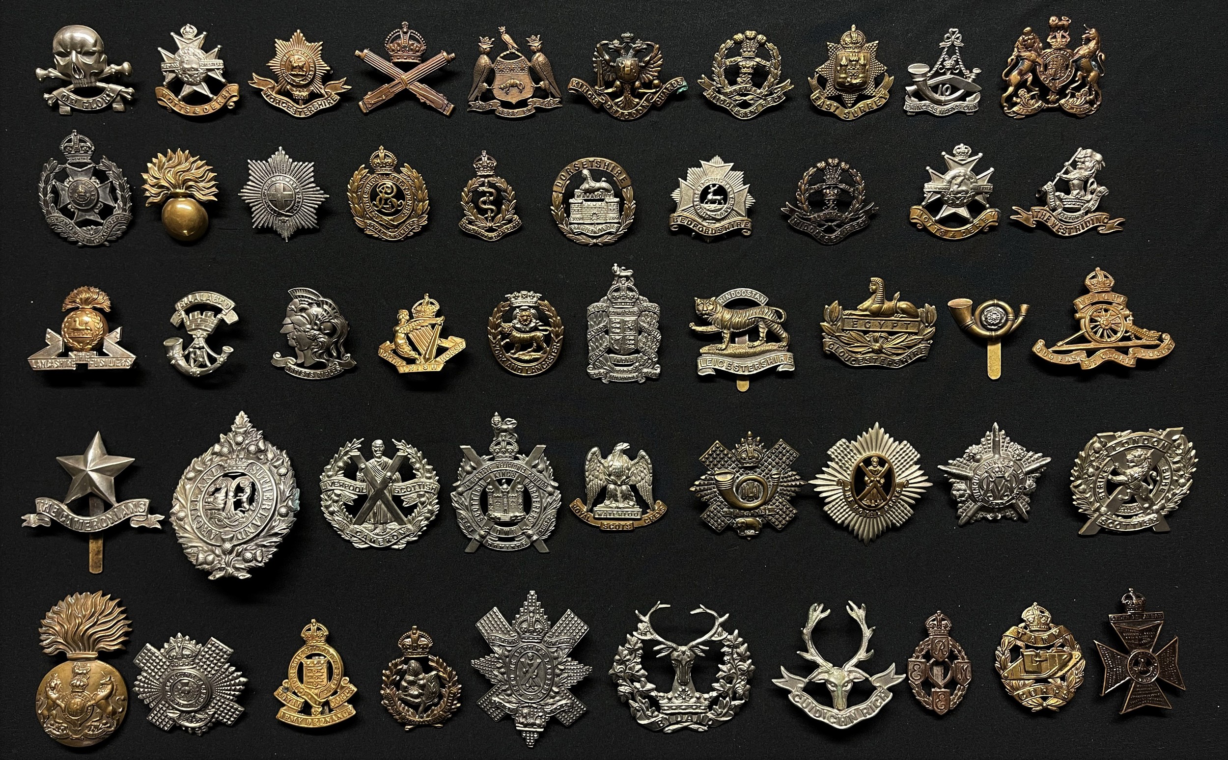 WW2 British Cap Badges plus WW1 British cap badges to include: 17th/21st Lancers: Notts & derbys: