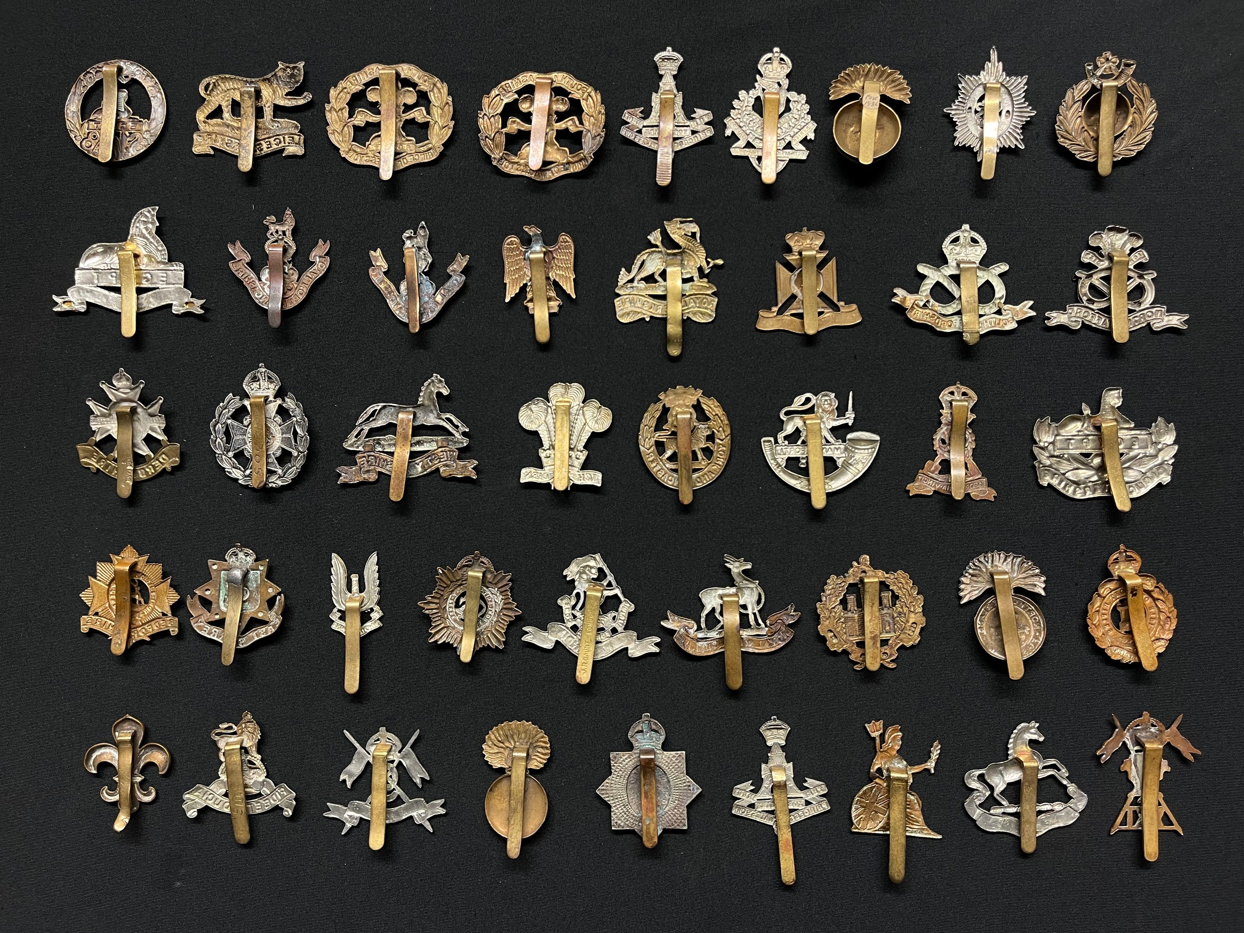 WW2 British Cap Badges along with some WW1 cap badge collection of 40 plus badges to include: - Image 2 of 13