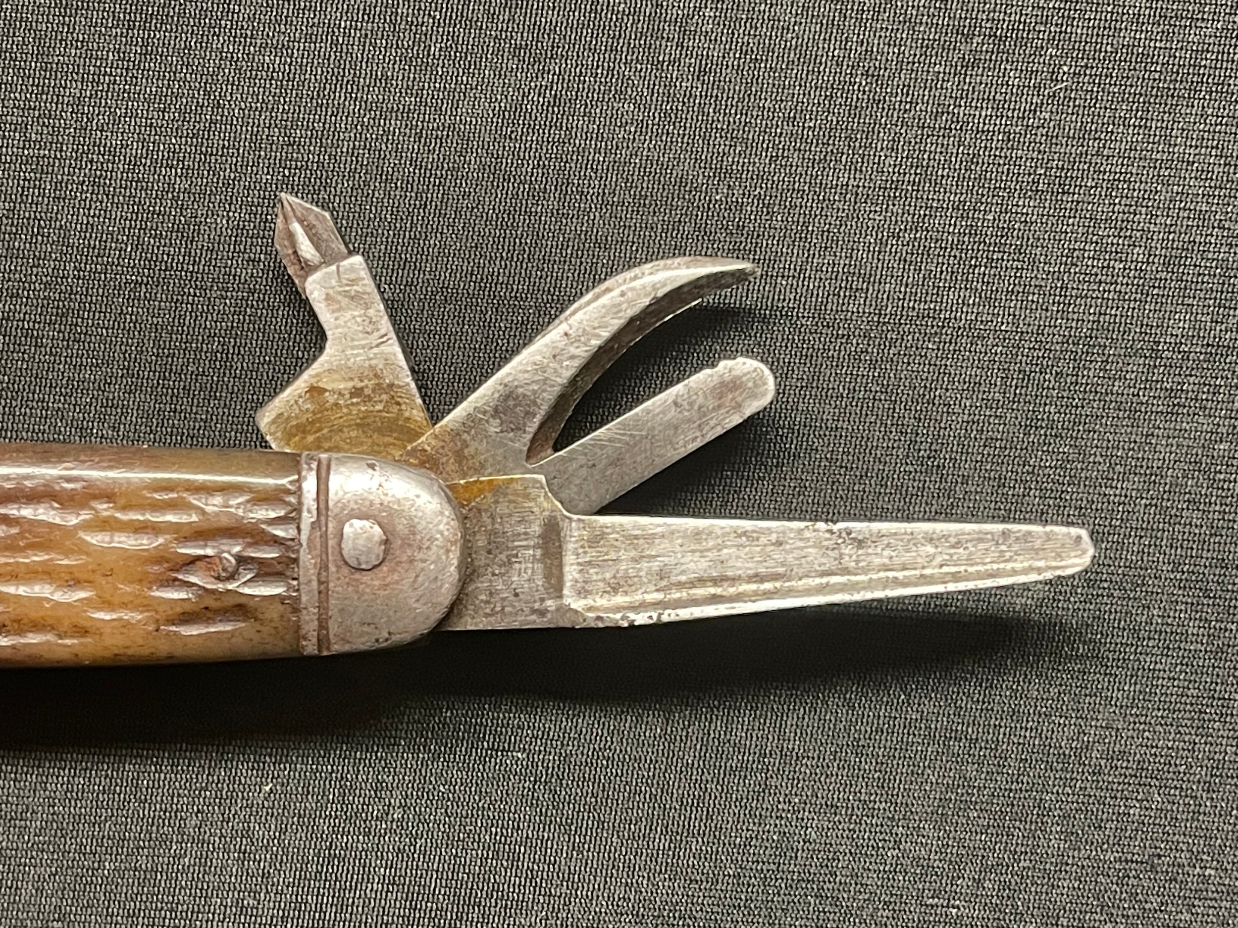WW2 US Army multi tool penknife with two blades, 50mm and 25mm in length, tin opener, Phillips - Image 7 of 14