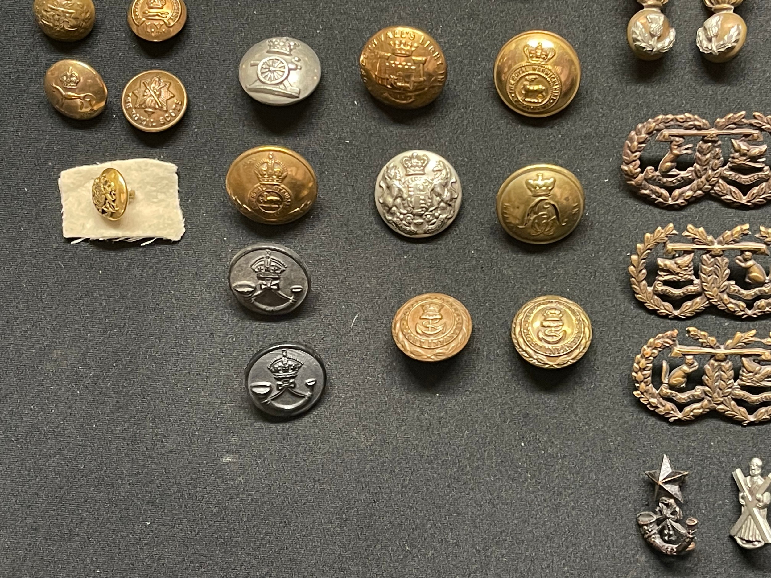 WW2 British Metal Shoulder titles, Collar Dogs and Buttons plus some WW1 examples to include - Image 9 of 17