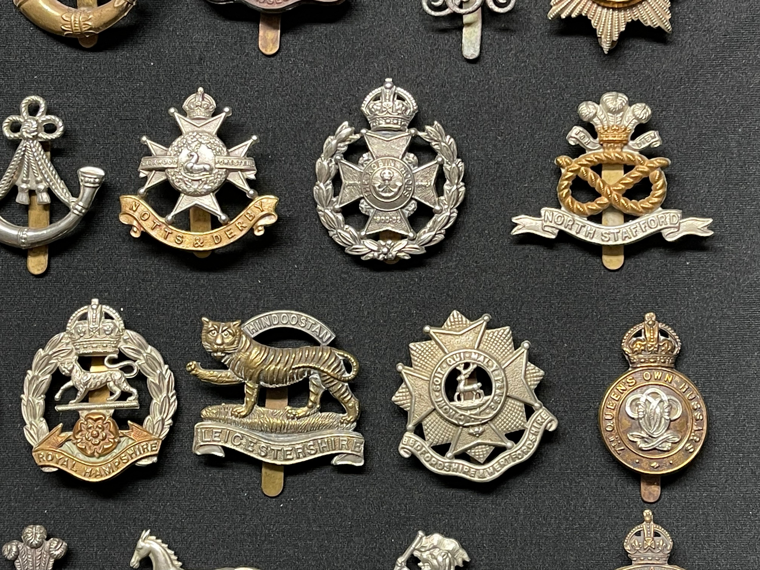 WW2 British Cap Badges plus WW1 badges to include: East Surrey Regt: 27th Lancers: WW1 Economy Royal - Image 6 of 14