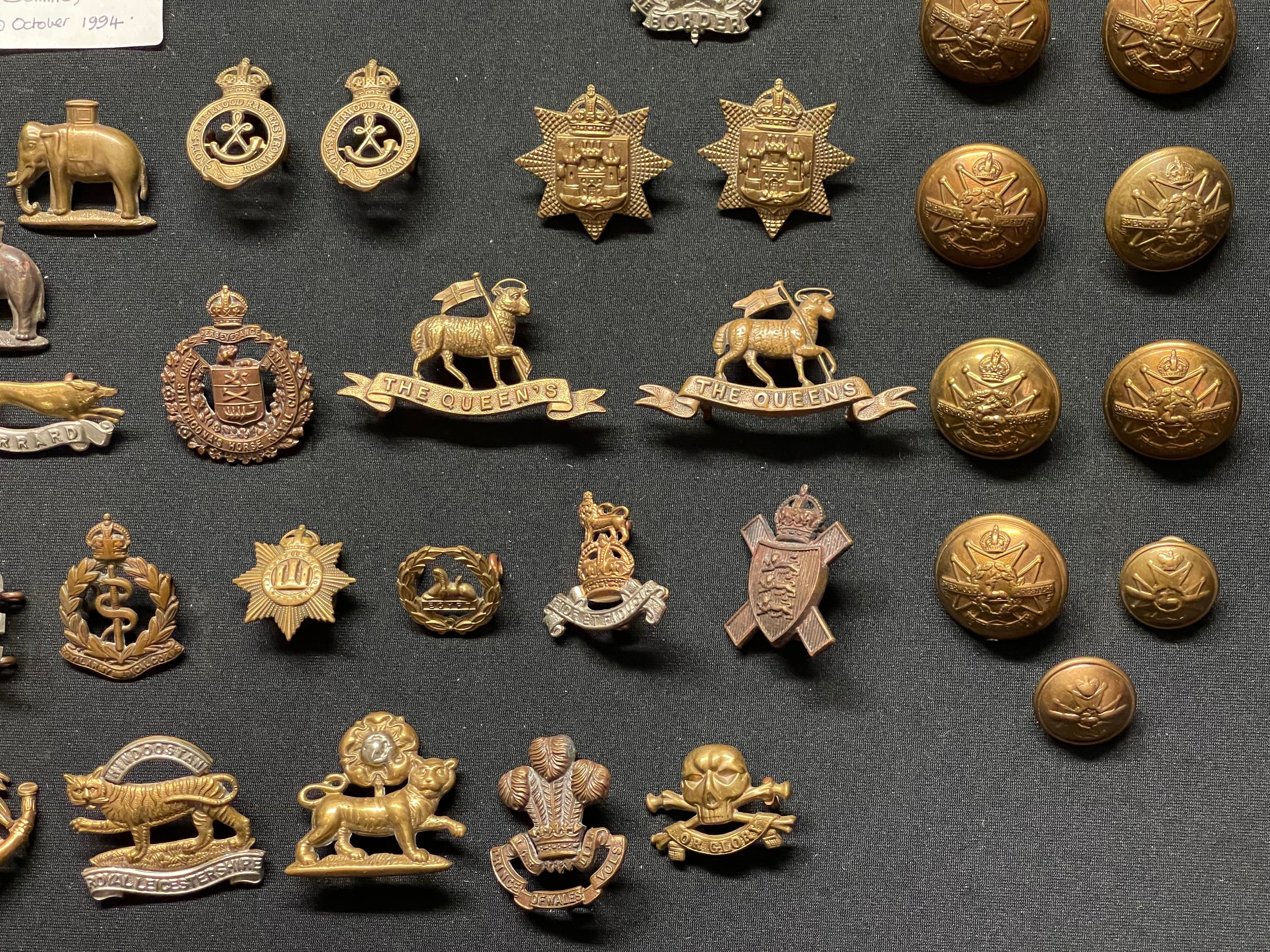 WW2 British Metal Shoulder titles, Collar Dogs and Buttons plus some WW1 examples to include - Image 12 of 17