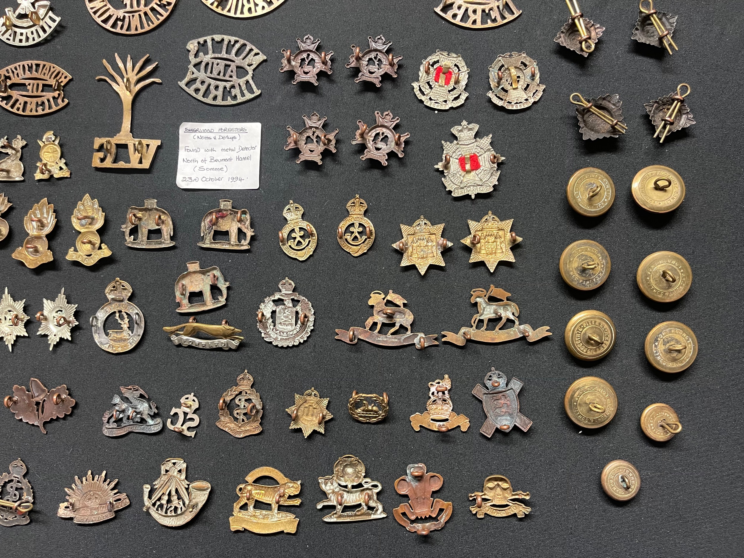 WW2 British Metal Shoulder titles, Collar Dogs and Buttons plus some WW1 examples to include - Image 16 of 17
