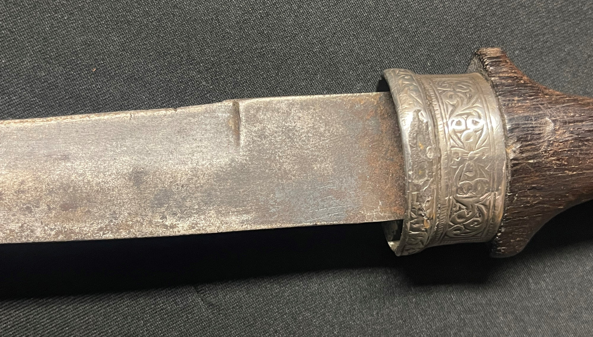 Arabian Jambiya Dagger with curved double edged blade 212mm in length which is maker marked "MML - Image 6 of 10