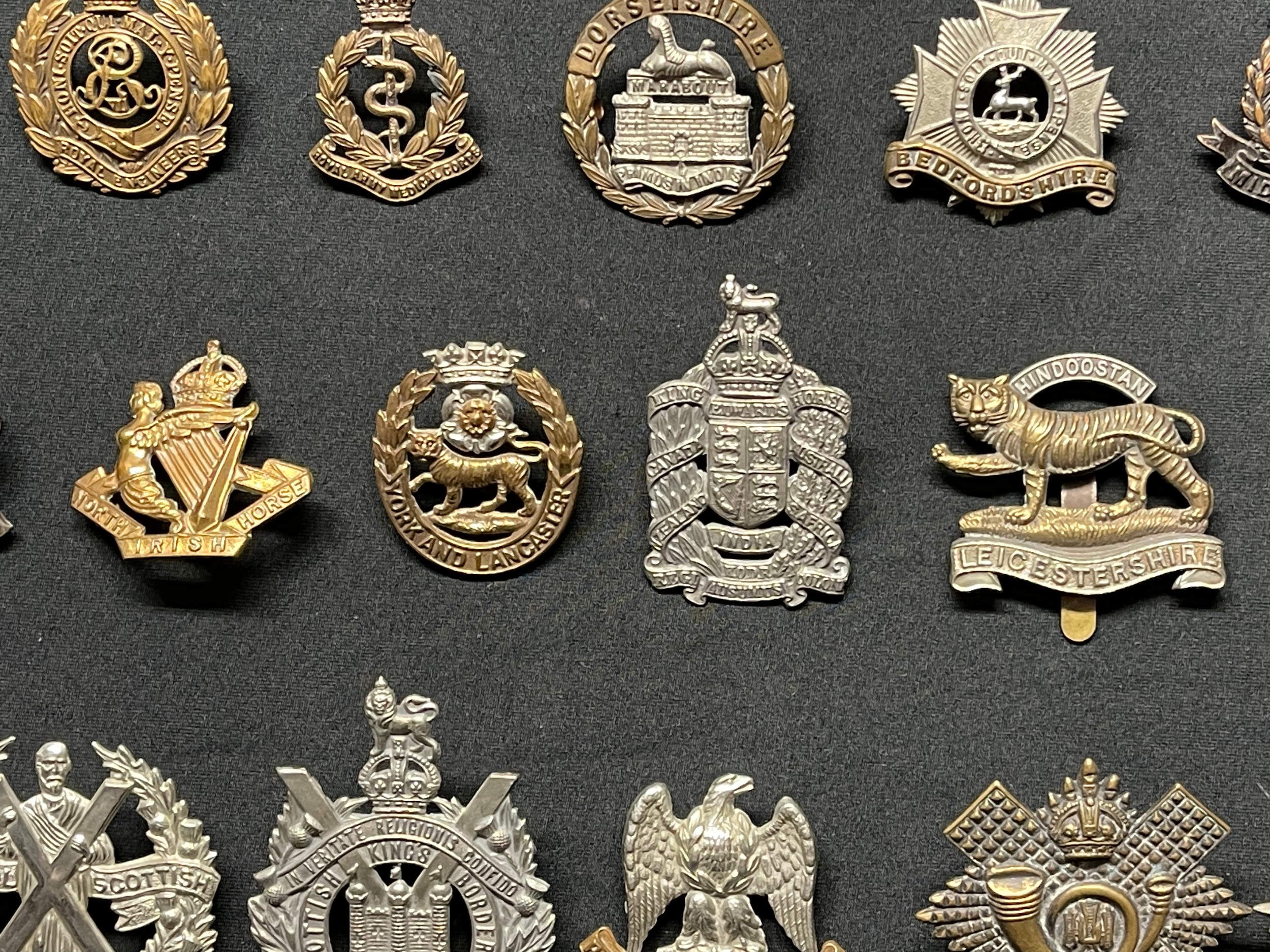 WW2 British Cap Badges plus WW1 British cap badges to include: 17th/21st Lancers: Notts & derbys: - Image 8 of 14