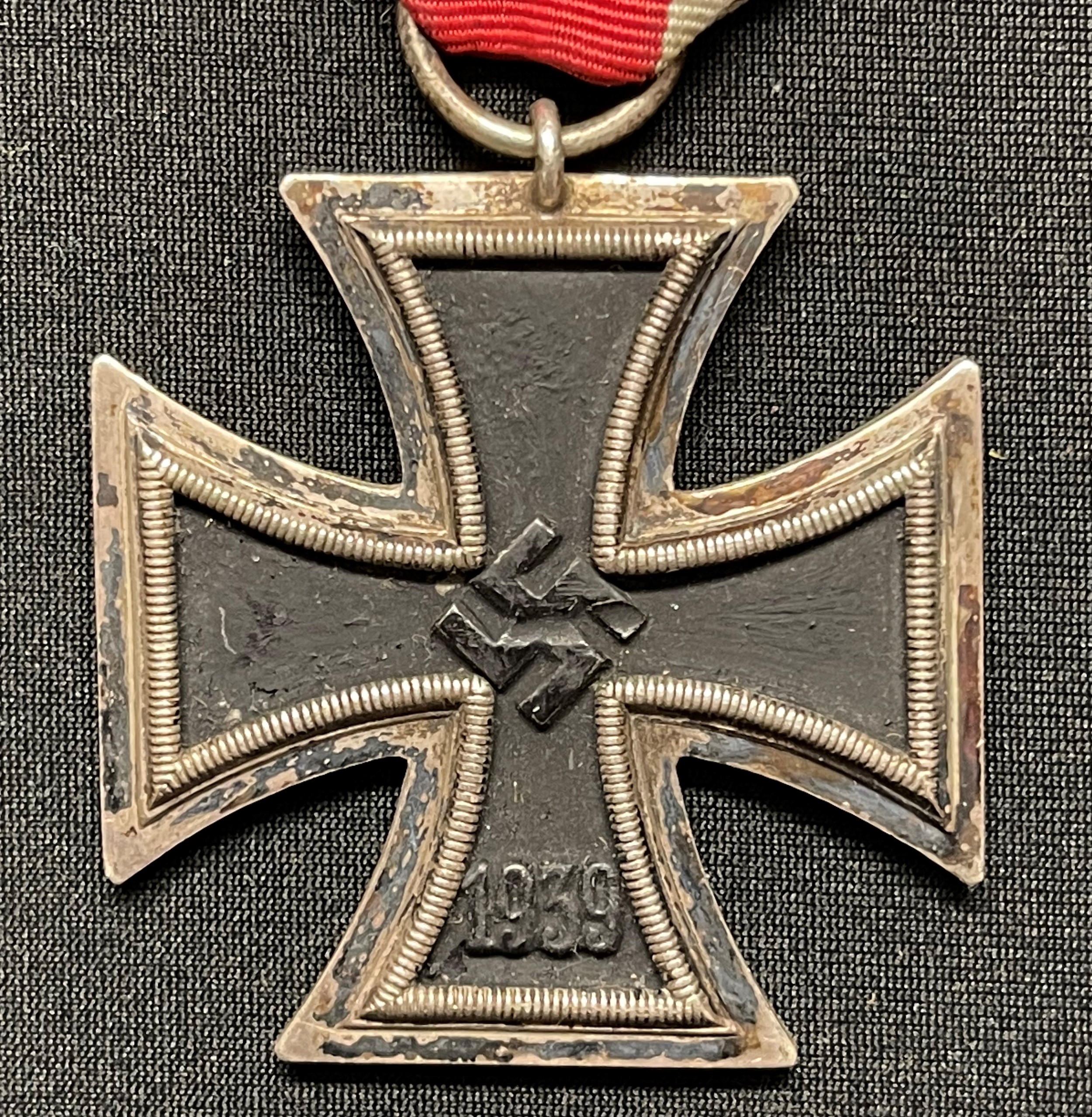 WW2 Third Reich Eisernes Kreuz 2. Klasse. Iron Cross 2nd class 1939, no maker mark to ring, complete - Image 2 of 4