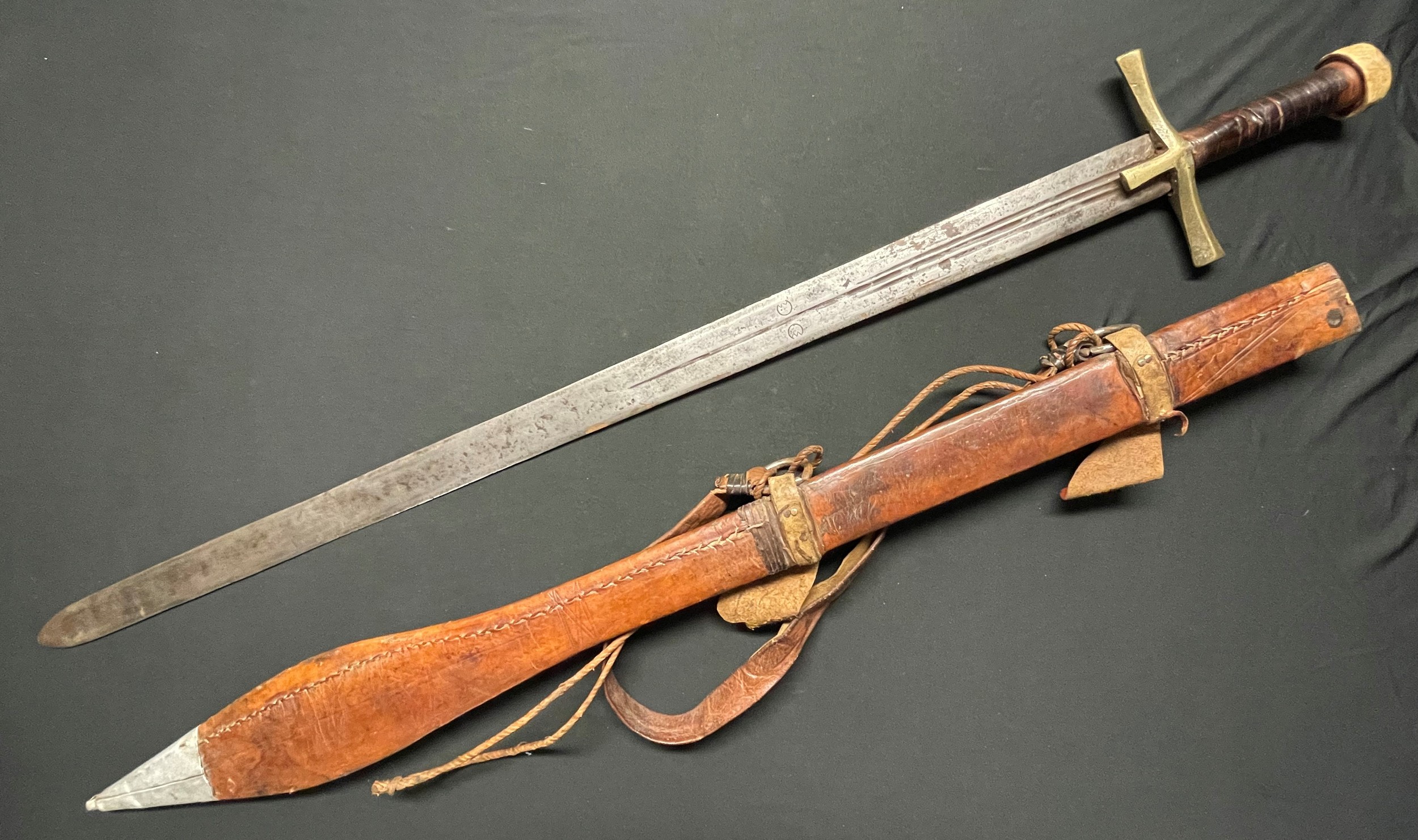 A Sudanese Kaskara sword with double edged blade 855mm in length. Brass crossguard. Leather bound - Image 2 of 12