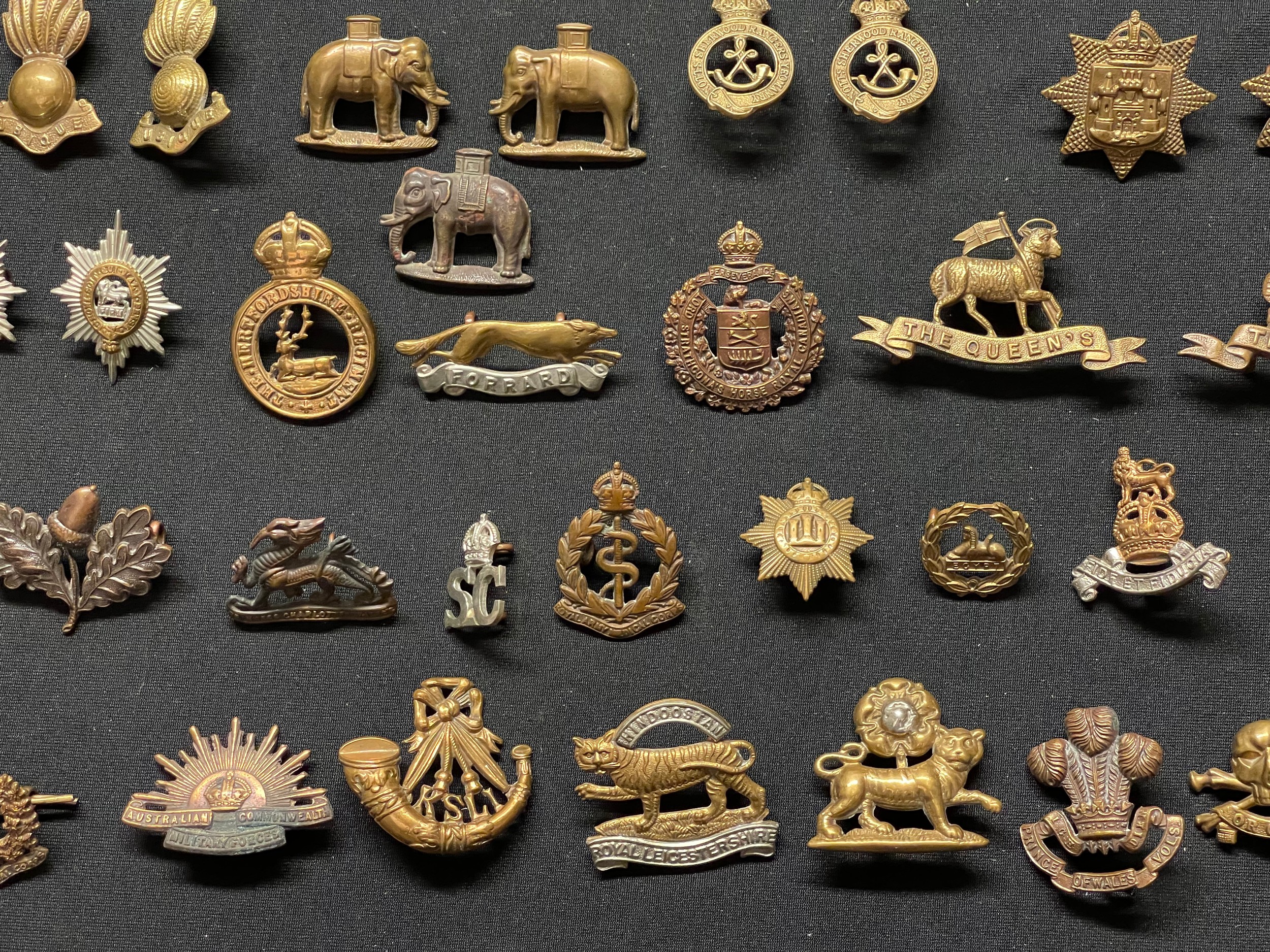 WW2 British Metal Shoulder titles, Collar Dogs and Buttons plus some WW1 examples to include - Image 11 of 17