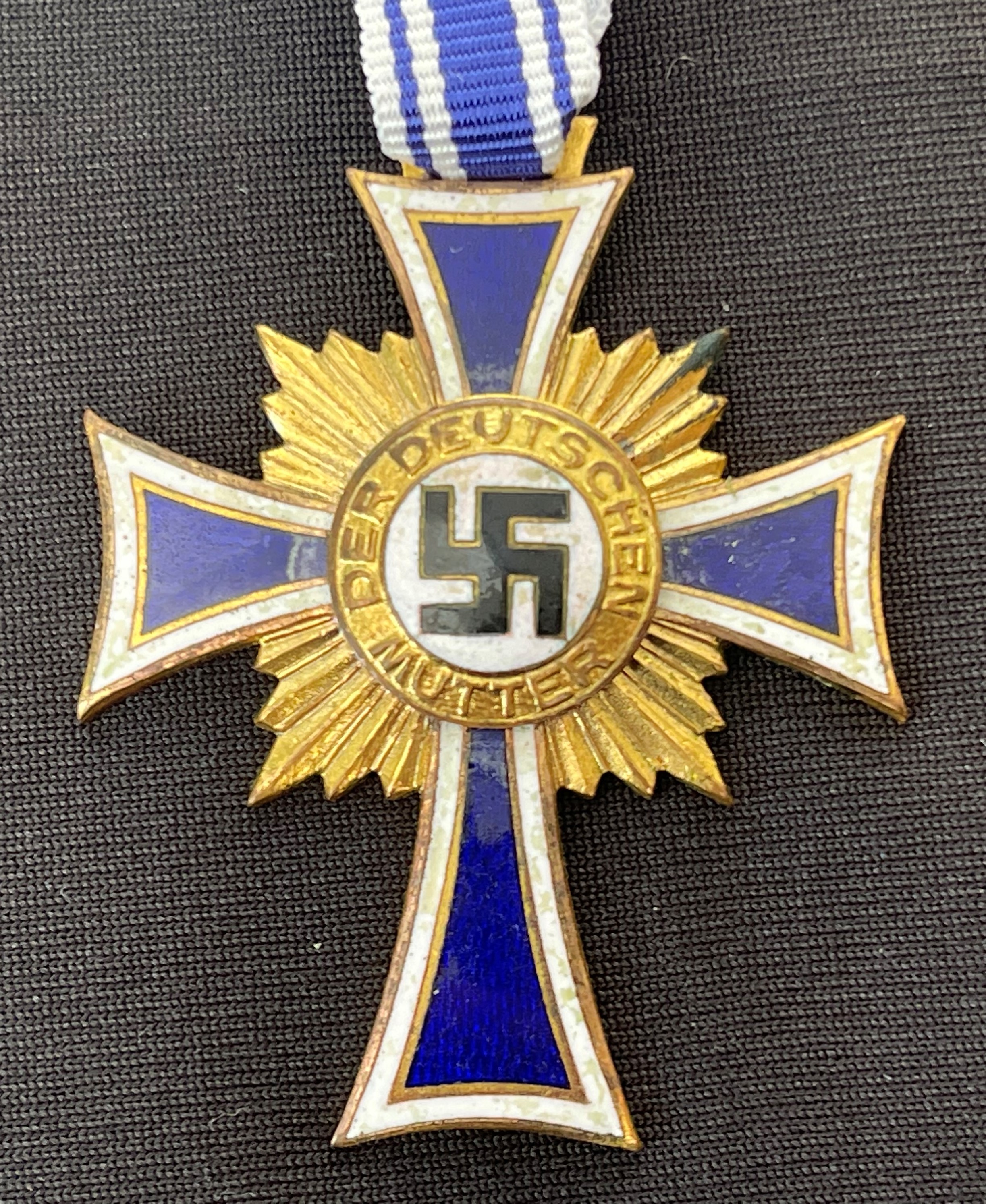 WW2 Third Reich Ehrenkreuz der Deutsche Mutter Erste Stufe - Mother's Cross 1st Class (Gold).