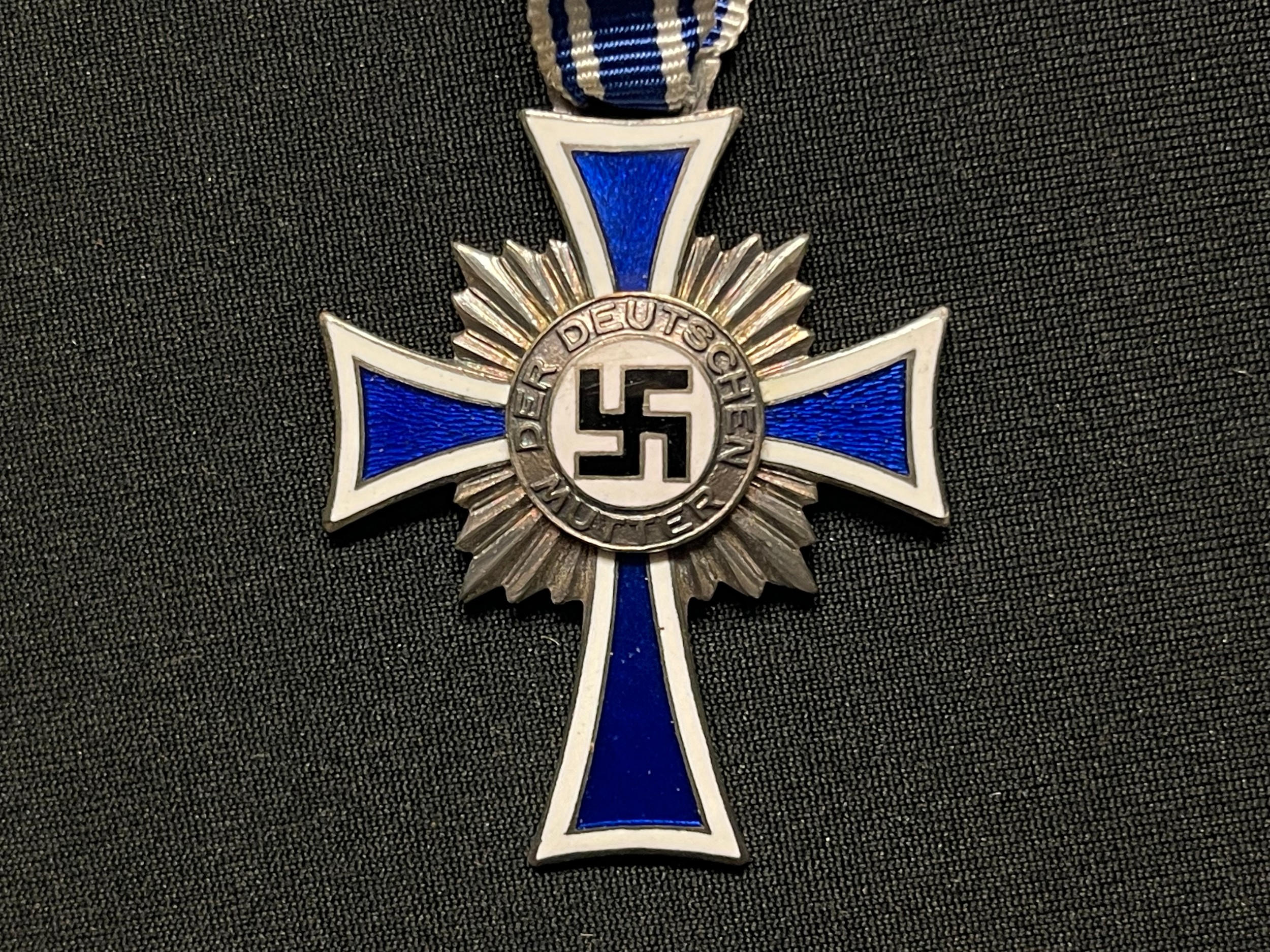 WW2 Third Reich Ehrenkreuz der Deutsche Mutter Collection Mothers Cross comprising of: Cased Mothers - Image 8 of 15