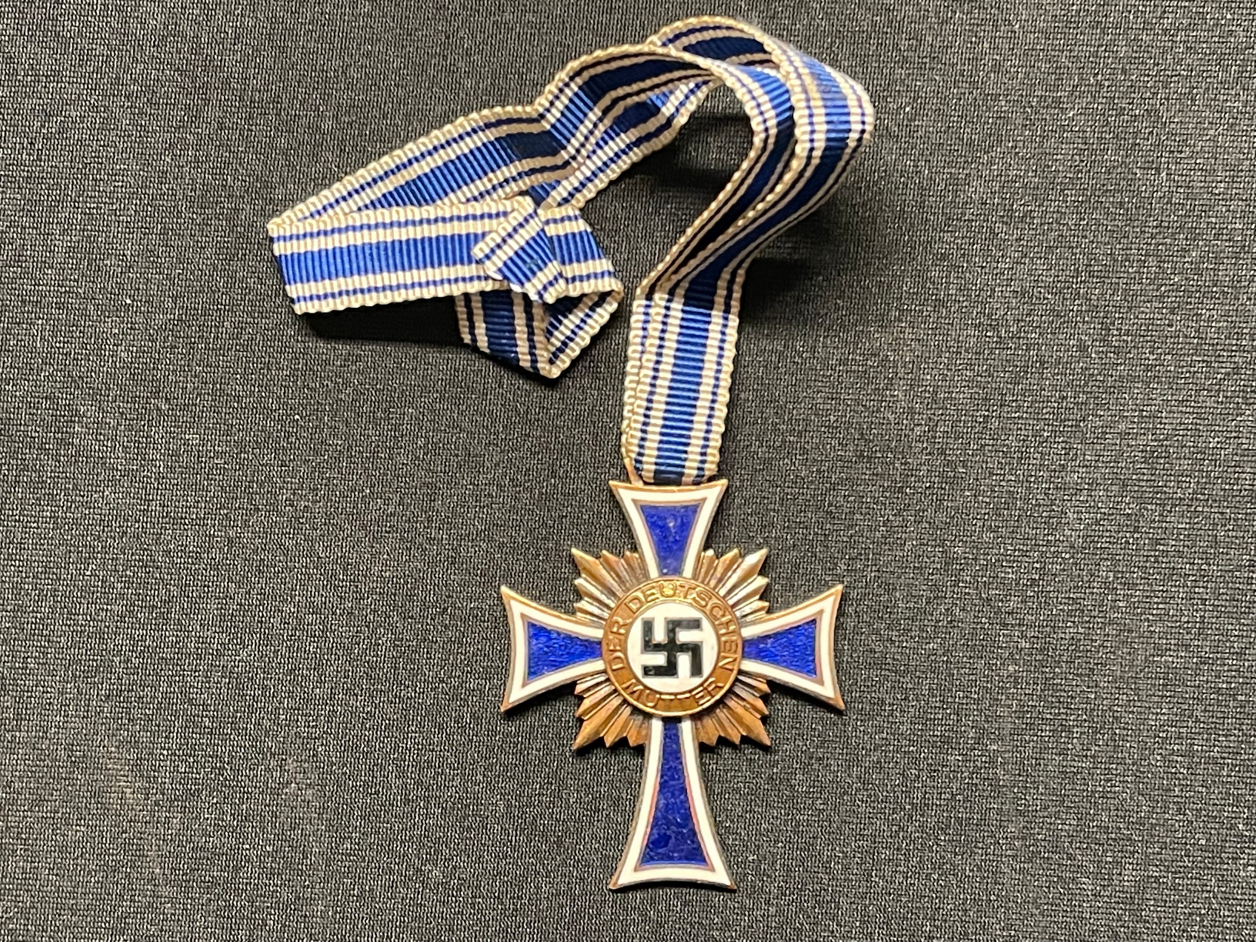 WW2 Third Reich Ehrenkreuz der Deutsche Mutter Dritte Stufe - Mother's Cross 3rd Class (Bronze). - Image 3 of 3