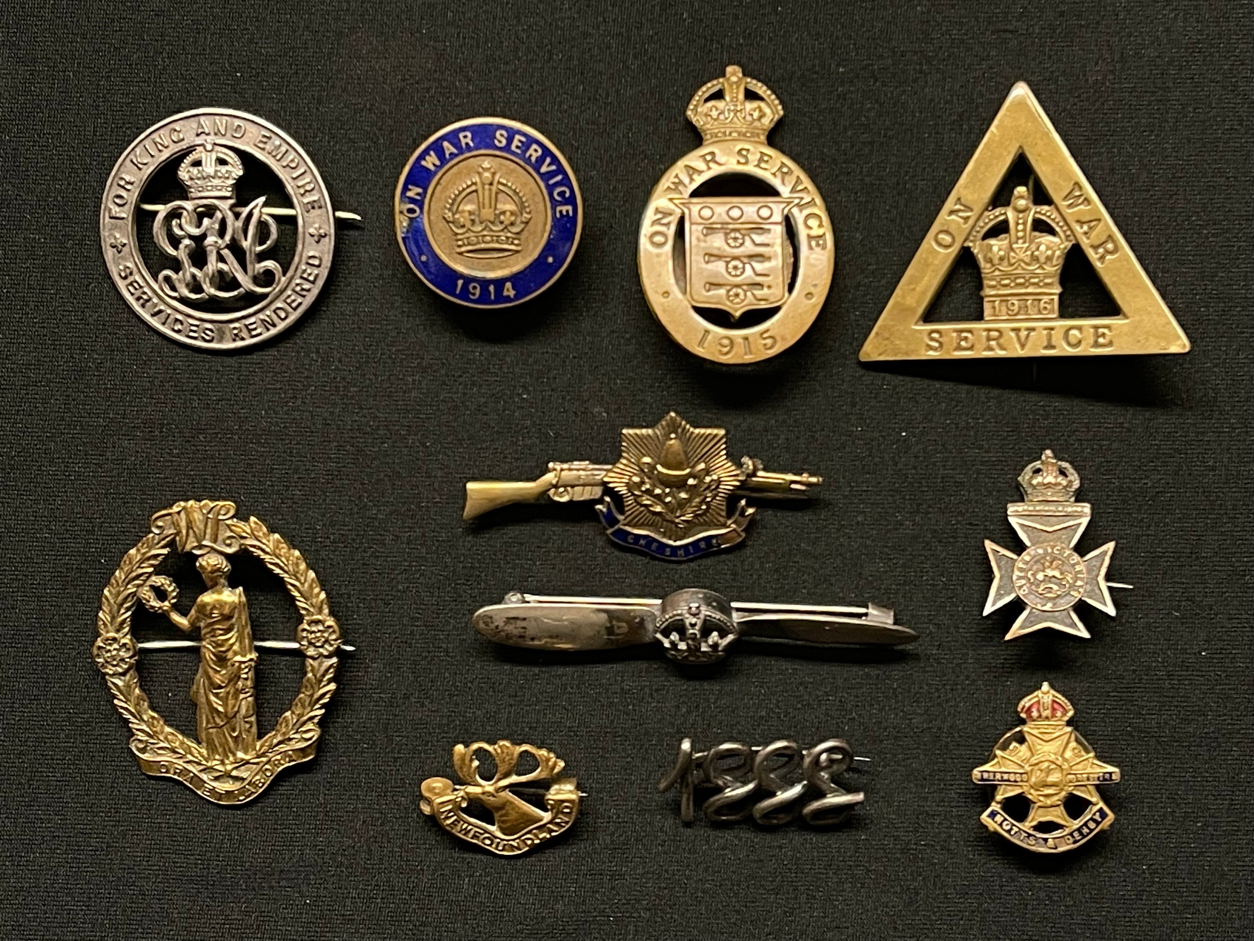 WW1 British Service Badges & Sweethearts to include: Silver War badge 354195 awarded to 276108 Pte