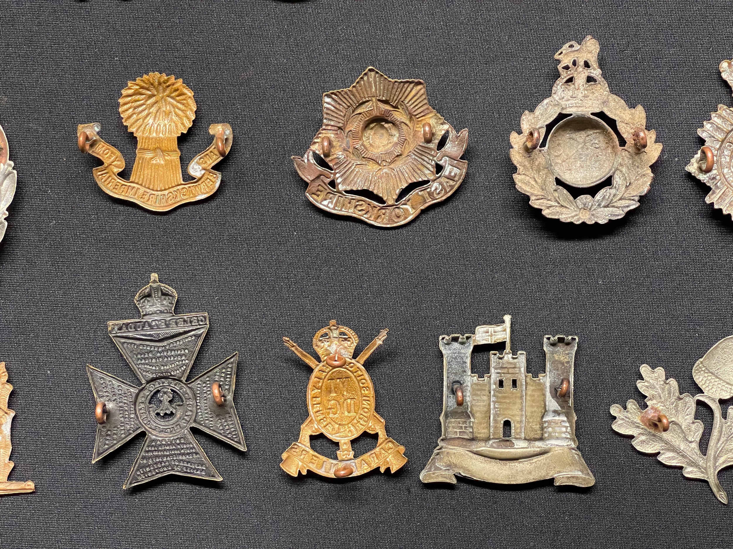 WW2 British Cap badges to include: Notts and Derbys: Leicestershire Regt: KSLI: Queens Own Dorset - Image 12 of 15