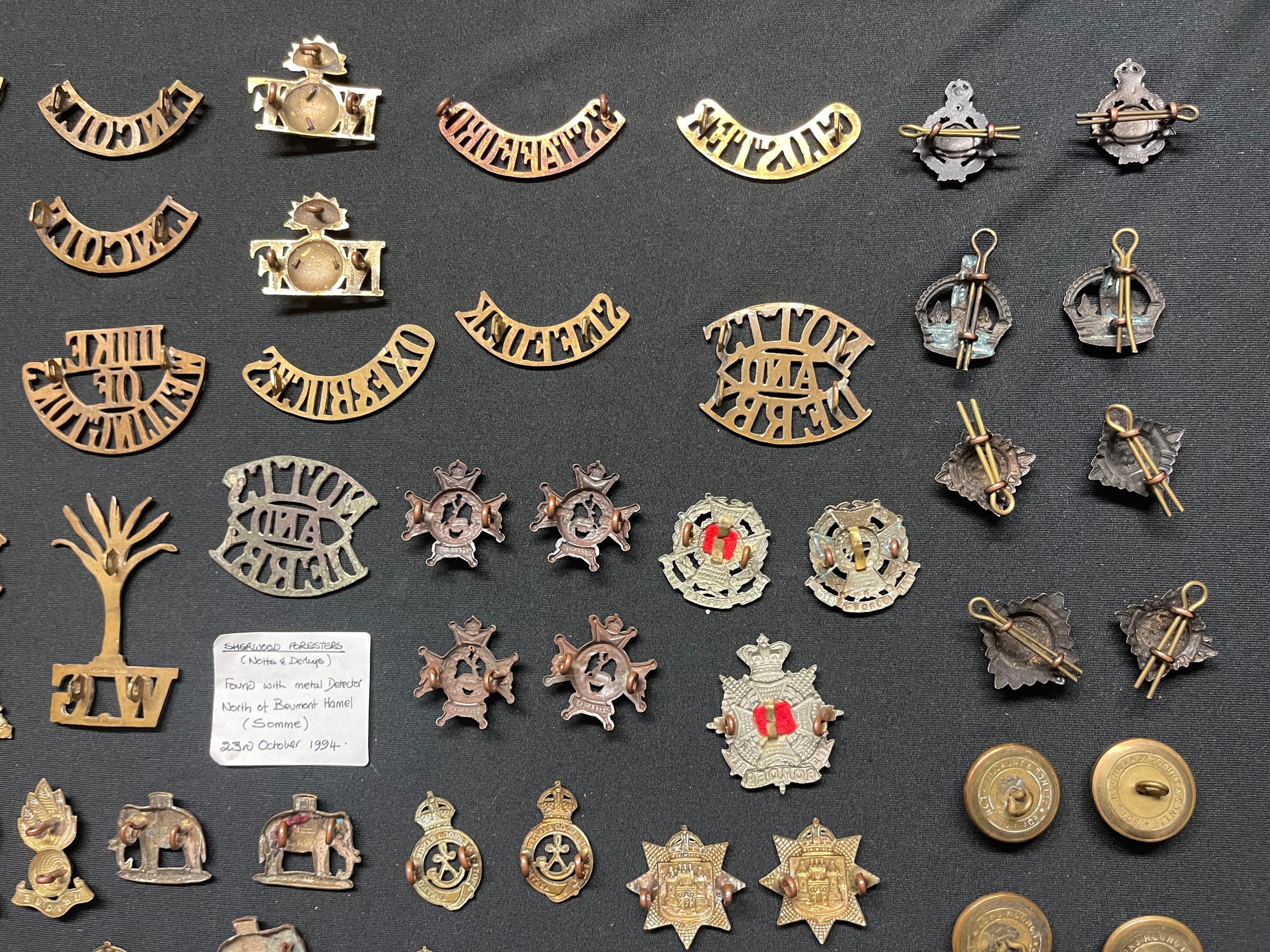 WW2 British Metal Shoulder titles, Collar Dogs and Buttons plus some WW1 examples to include - Image 15 of 17
