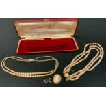 Jewellery - a 9ct gold mounted oval cameo pendant brooch; Majorcan three strand cultured pearl