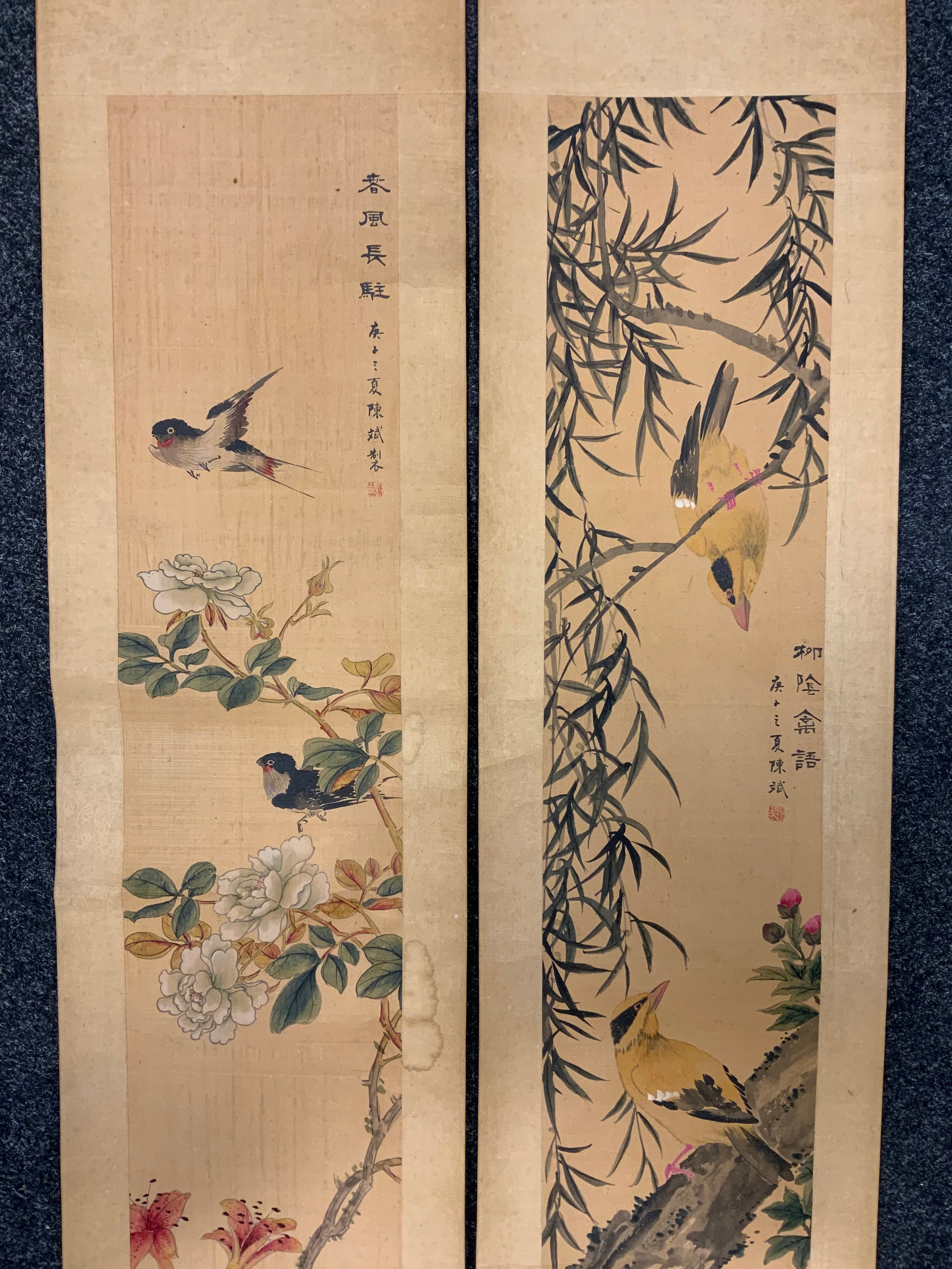 A pair of Japanese wall scrolls, birds amongst blossoms, signed with characters (2) - Bild 2 aus 5