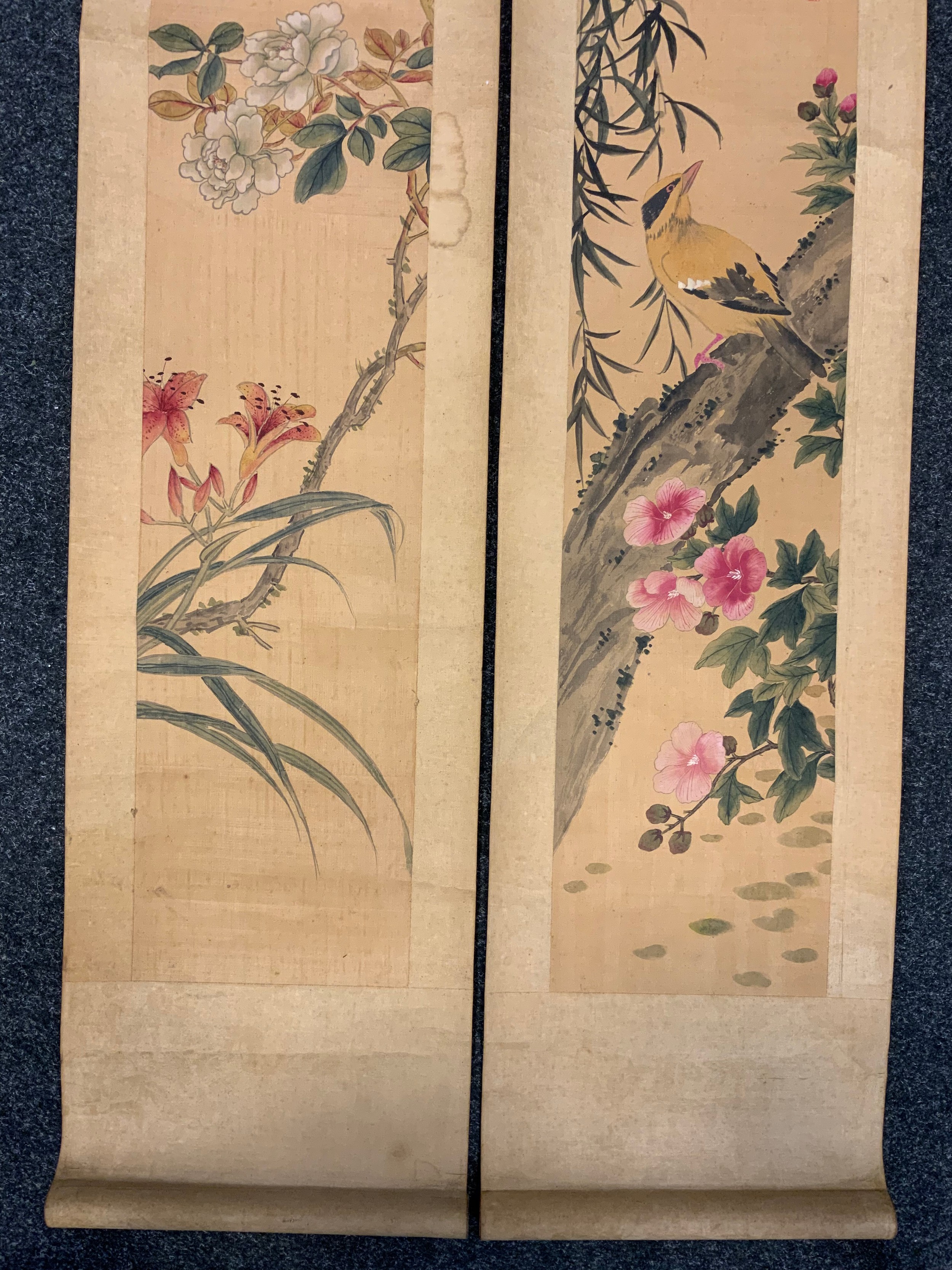 A pair of Japanese wall scrolls, birds amongst blossoms, signed with characters (2) - Bild 3 aus 5