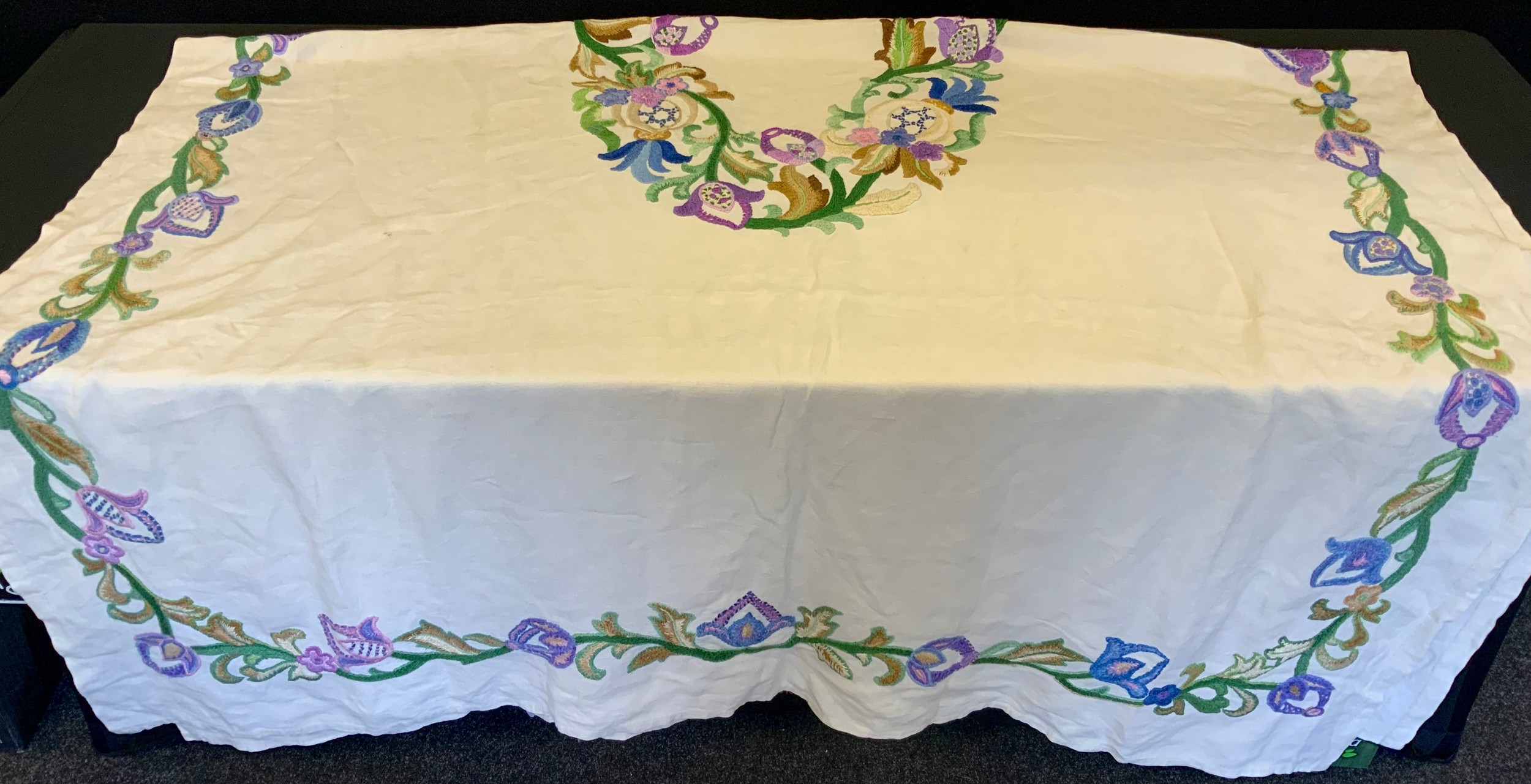 Textiles - a large 19th century hand embroidered crewel work table cloth; Middle eastern panel, - Bild 3 aus 3