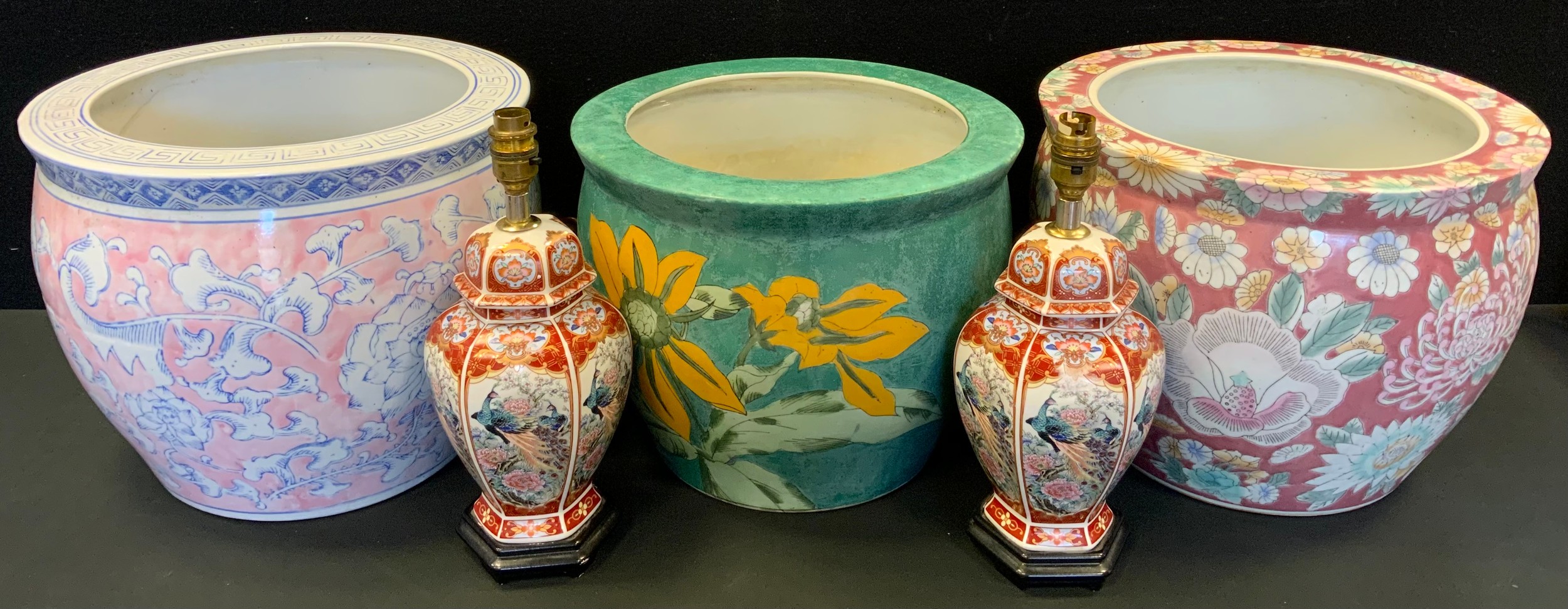 A Chinese fish bowl planter; others; a pair of table lamps (5)