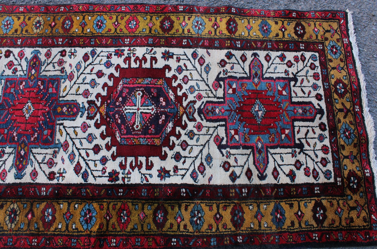 A Persian hand-made Heriz runner, 332cm x 96cm - Bild 4 aus 4