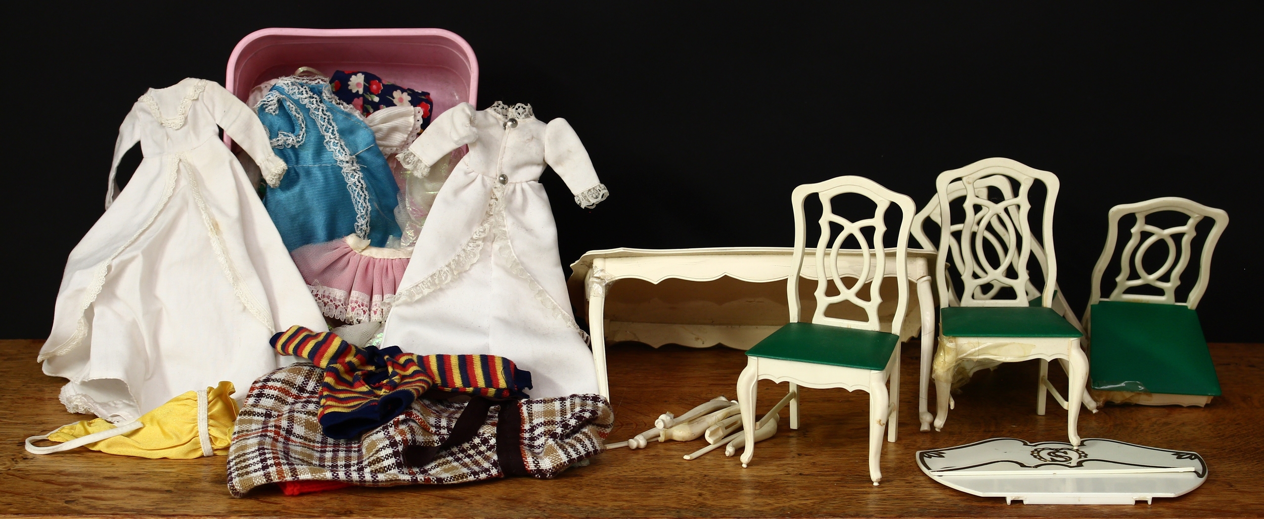 Pedigree Sindy doll furniture and accessories, comprising No.44258 Sideboard, boxed; No.44517 - Image 3 of 4