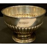 An Edwardian silver stop fluted pedestal sugar bowl, 14cm diameter, Sheffield 1910, 6.5oz