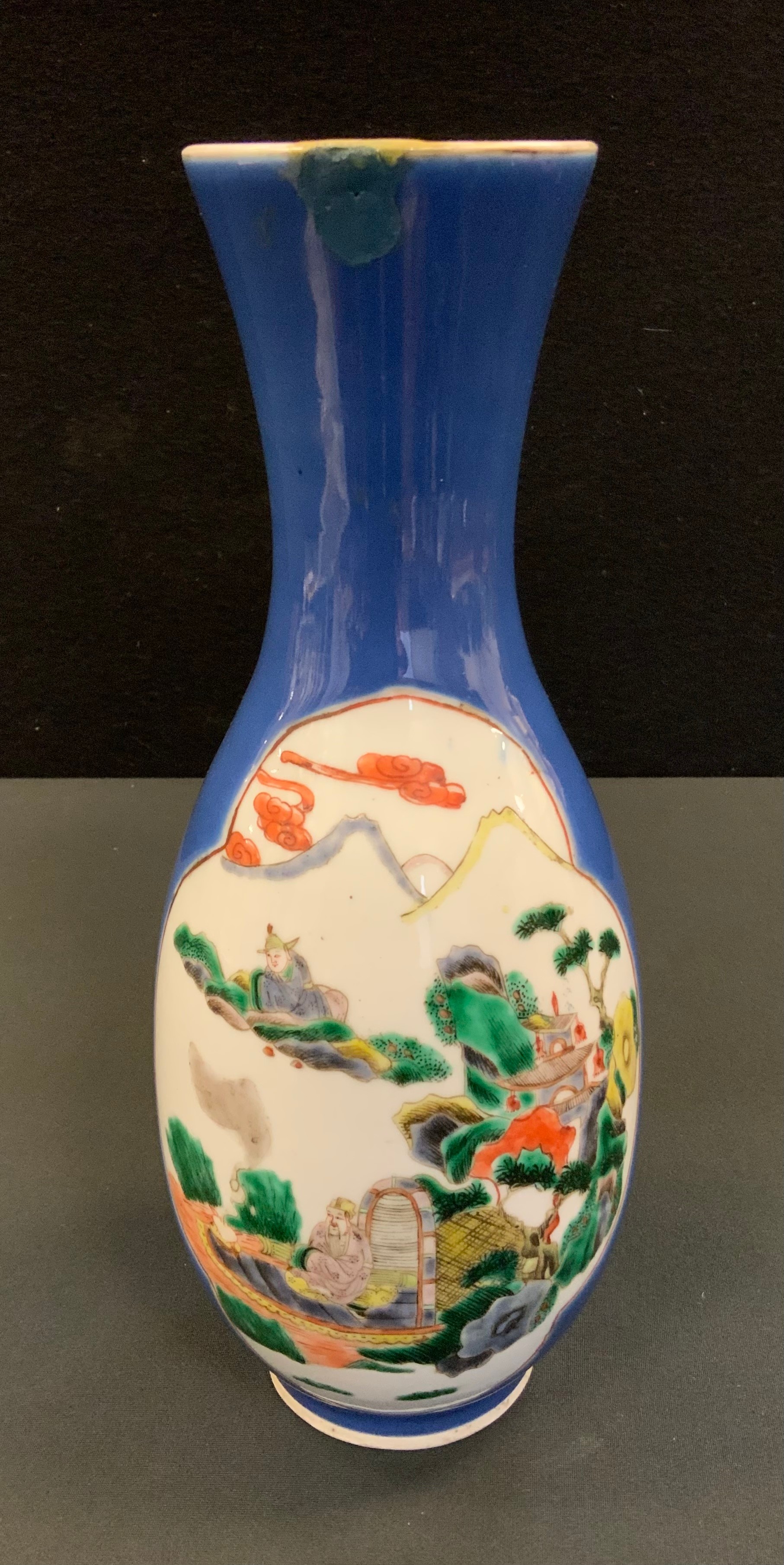 A Chinese slender ovoid vase, decorated with two shaped cartouches each with oriental figures and - Bild 3 aus 4