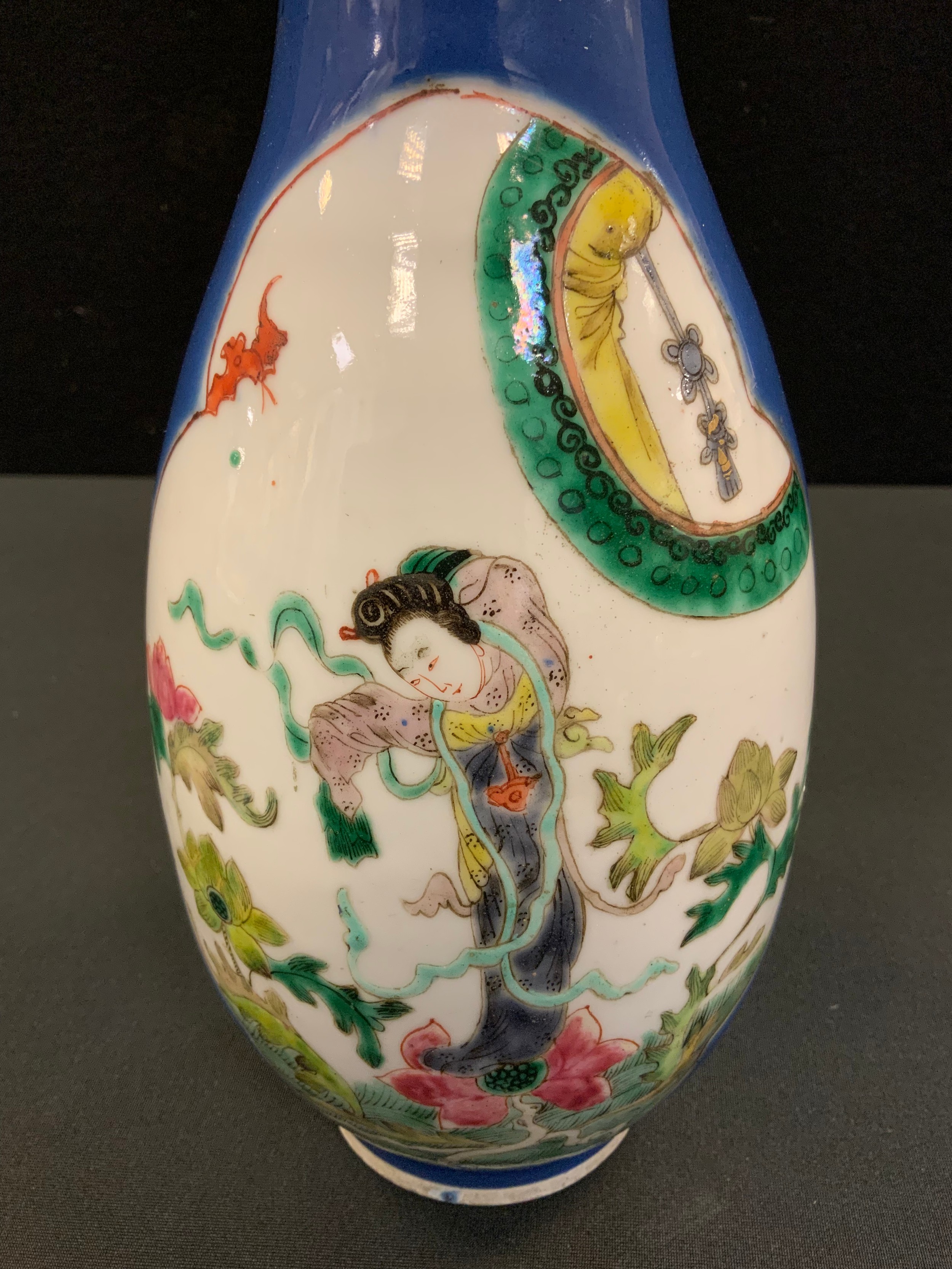 A Chinese slender ovoid vase, decorated with two shaped cartouches each with oriental figures and - Bild 2 aus 4