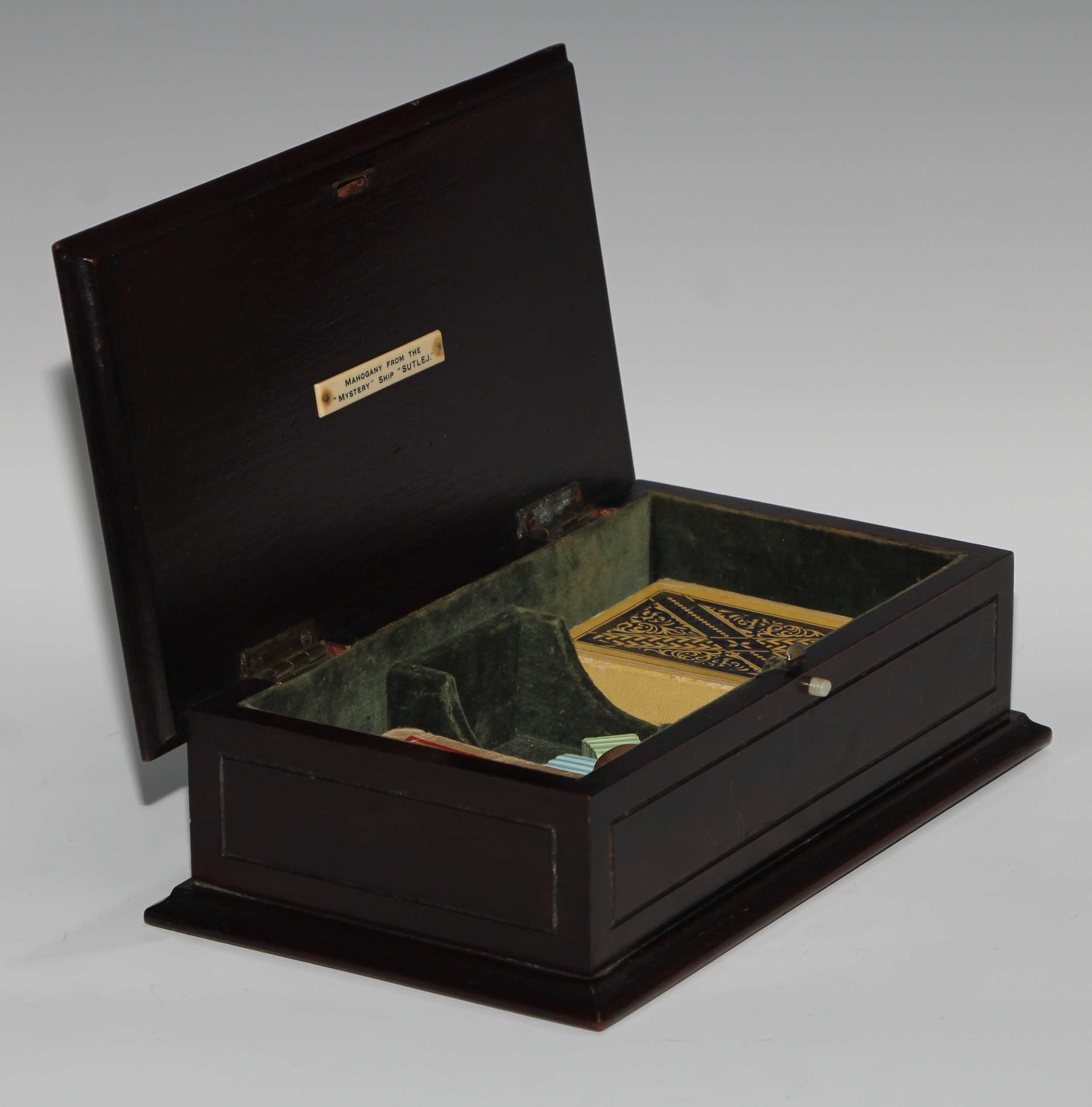 An early 20th century salvaged maritime timber rectangular playing card box, mahogany from the " - Bild 3 aus 4