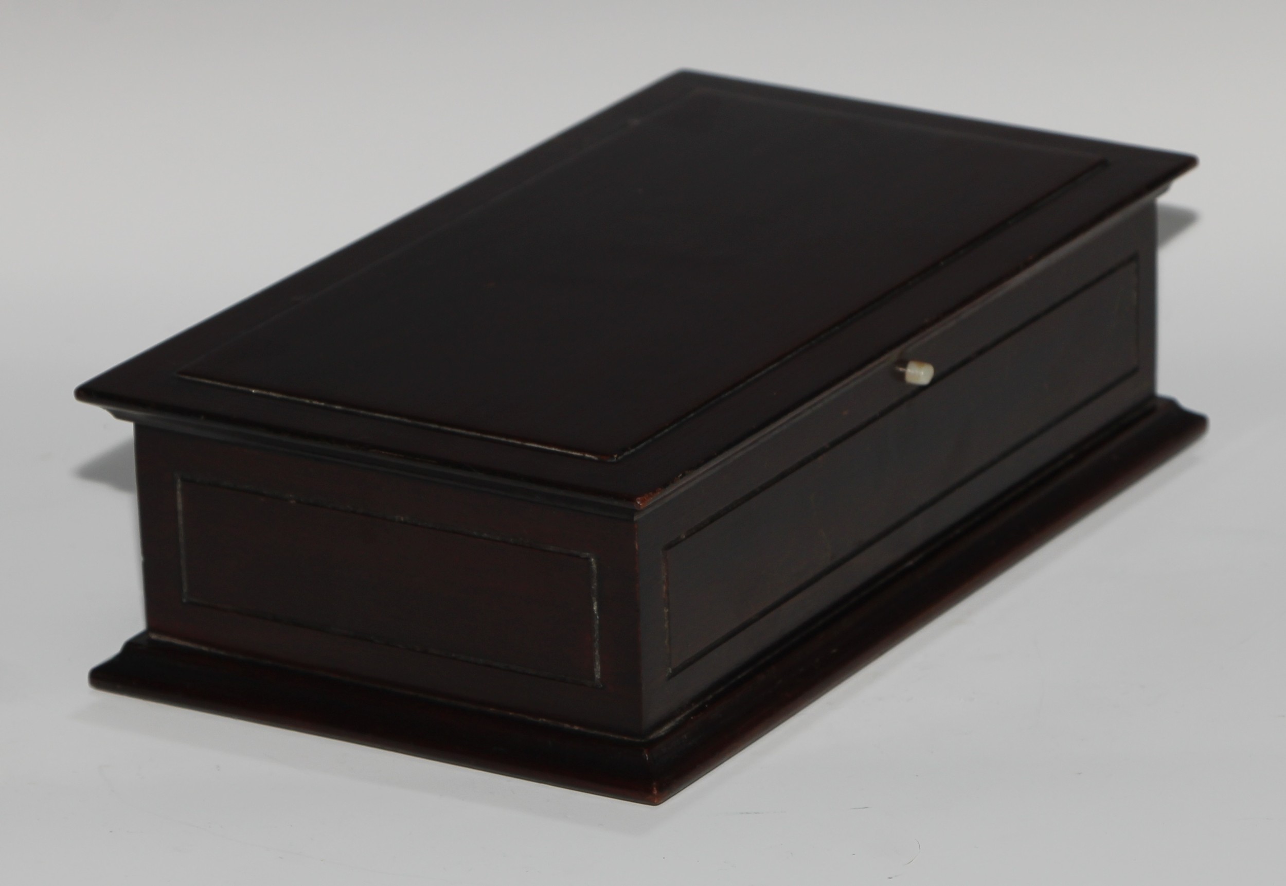 An early 20th century salvaged maritime timber rectangular playing card box, mahogany from the " - Bild 4 aus 4