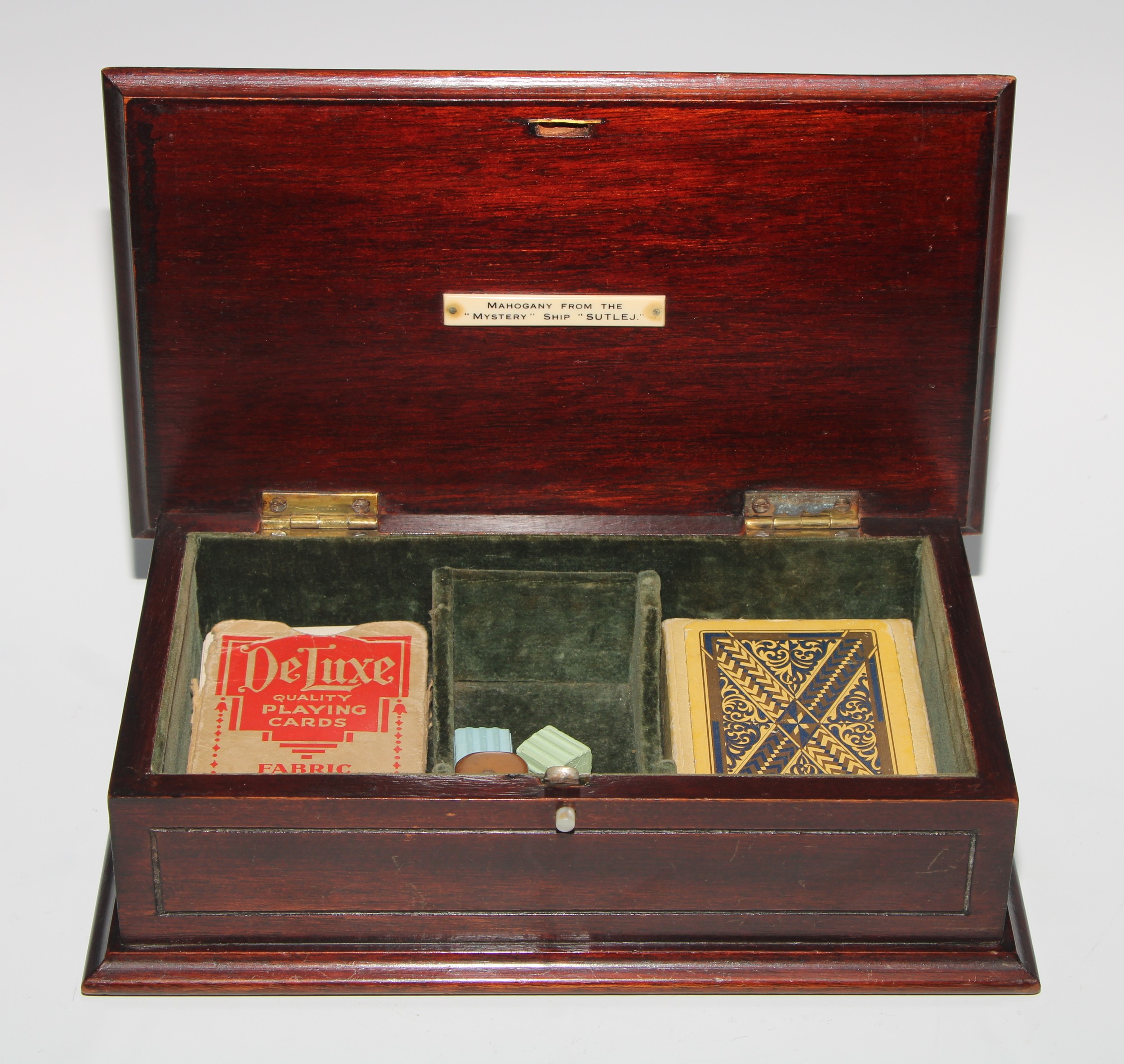 An early 20th century salvaged maritime timber rectangular playing card box, mahogany from the " - Bild 2 aus 4