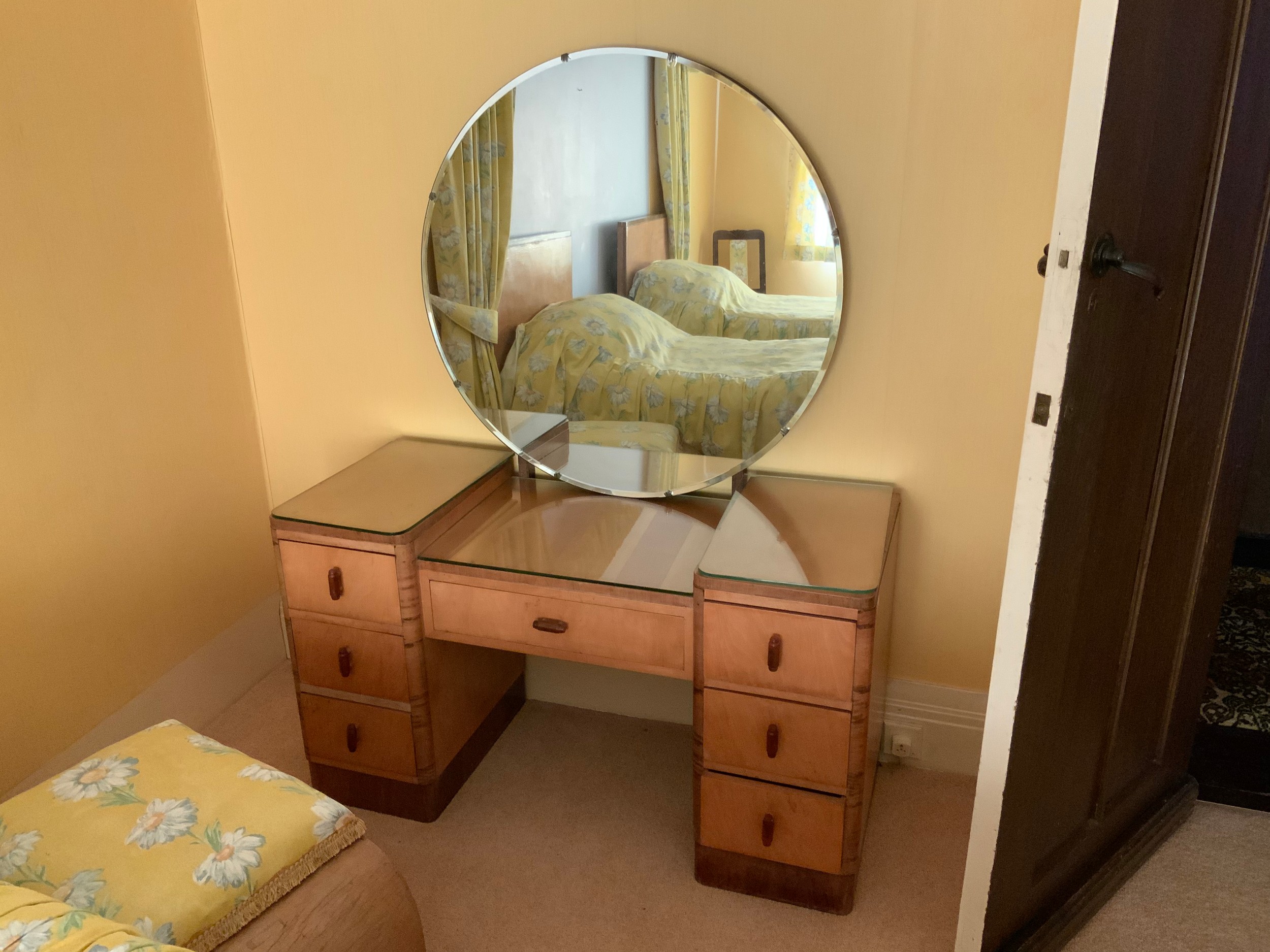 An Art Deco bedroom, comprising triple wardrobe, lady's double door wardrobe, shaped rectangular - Image 3 of 4