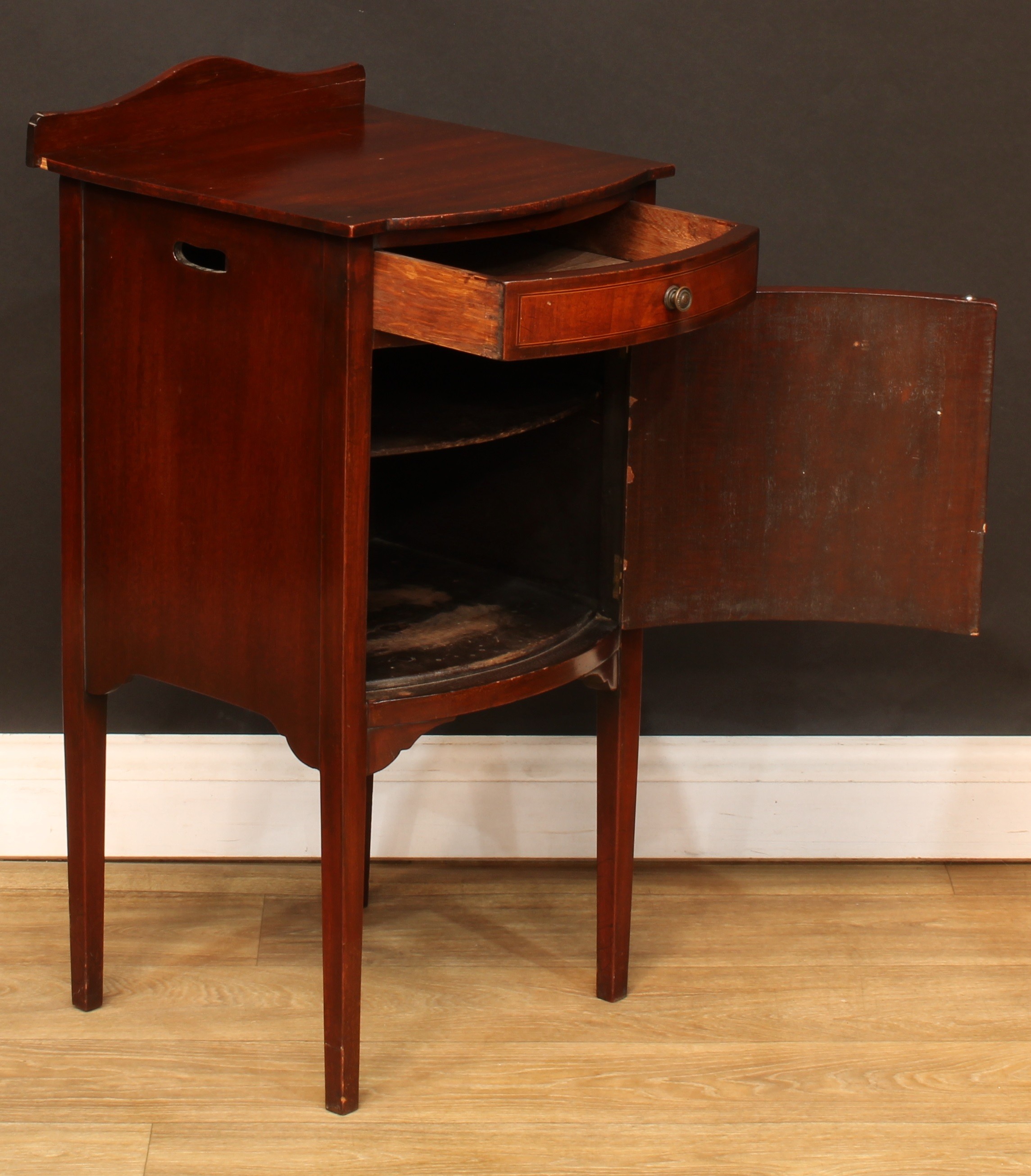 A George II style bedside or lamp table; an Edwardian bedroom cabinet; another; a folding three-tier - Bild 3 aus 12