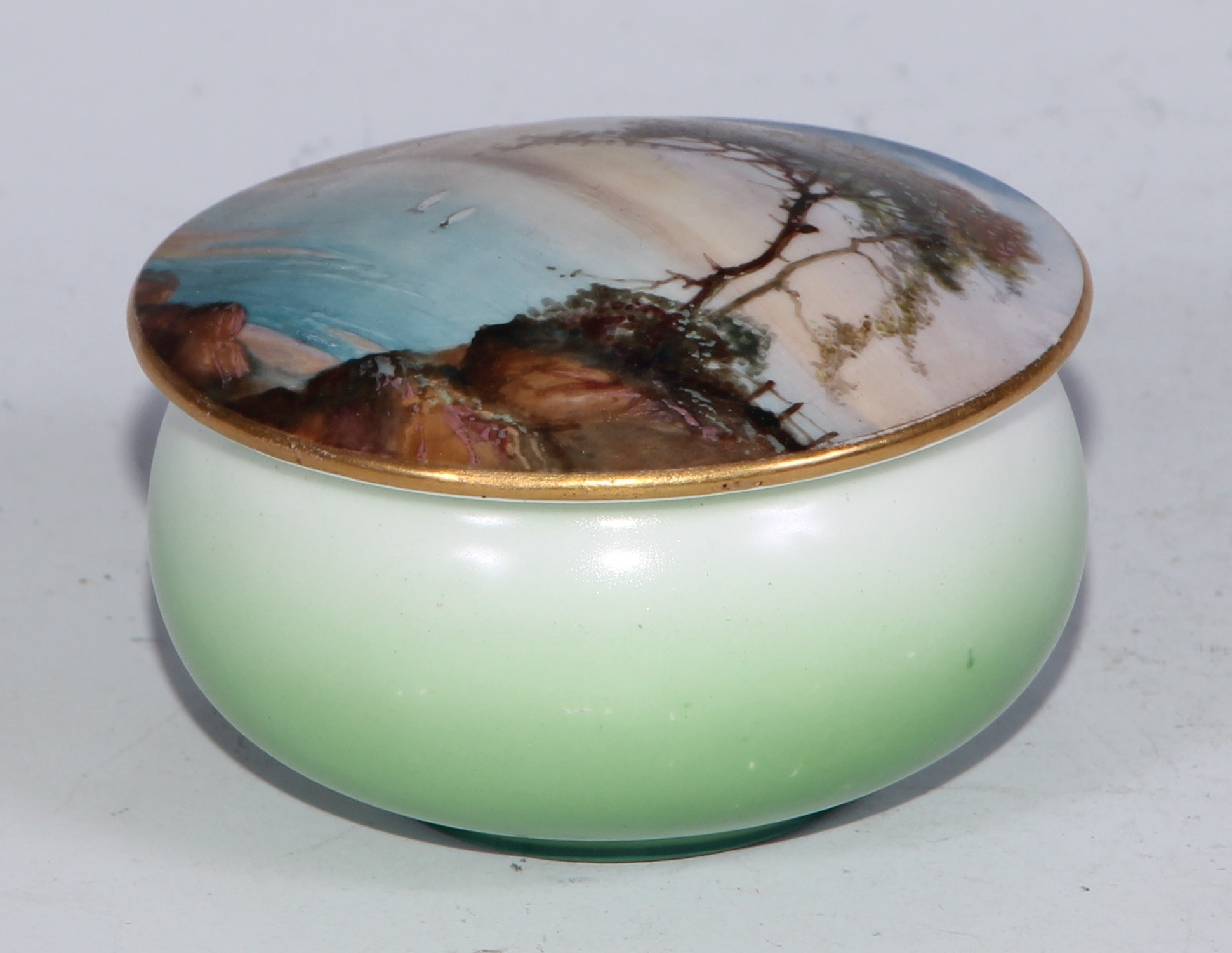 A Royal Worcester topographical trinket box and cover, painted with a coastal landscape, apple green - Bild 12 aus 22