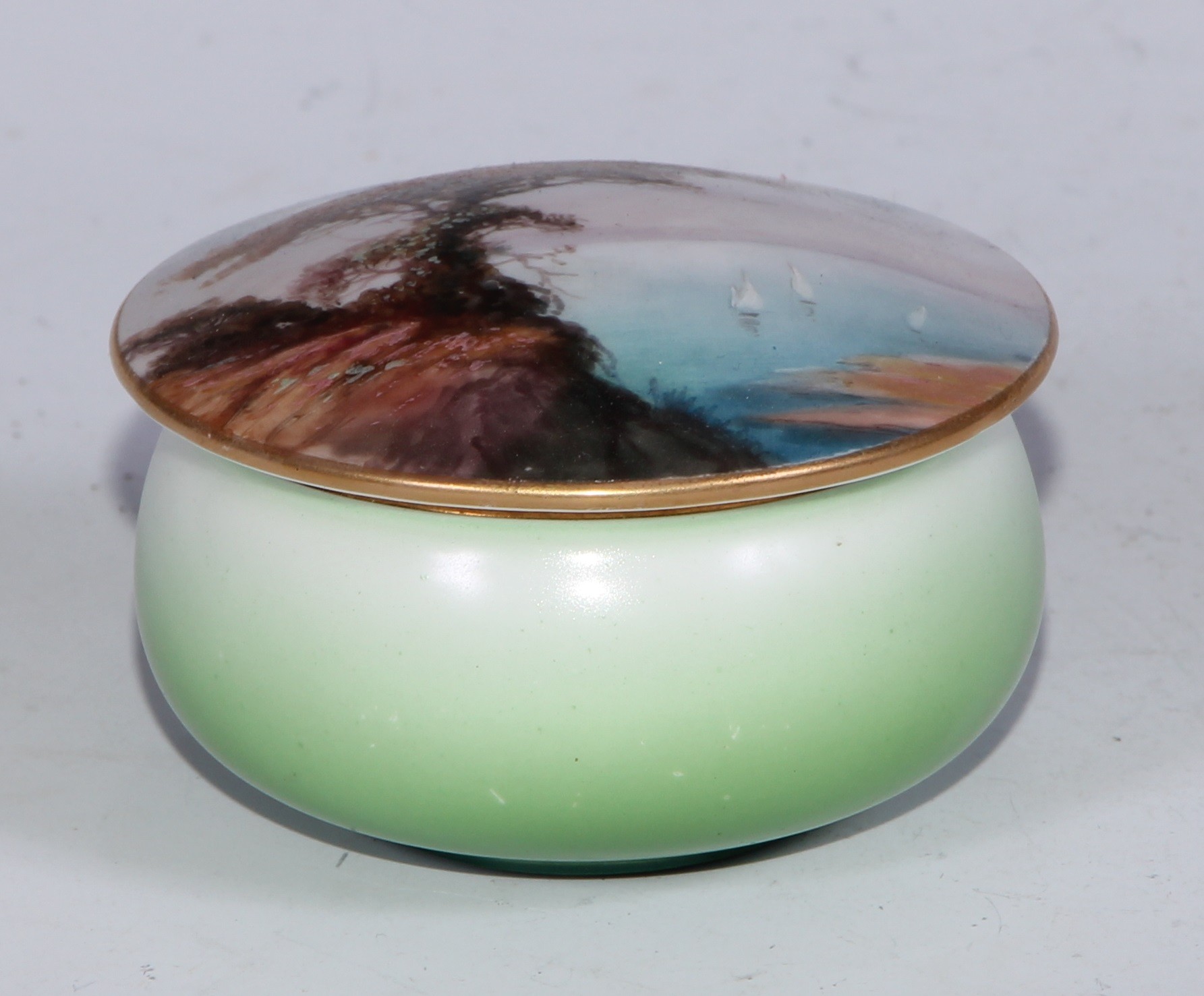 A Royal Worcester topographical trinket box and cover, painted with a coastal landscape, apple green - Bild 3 aus 22