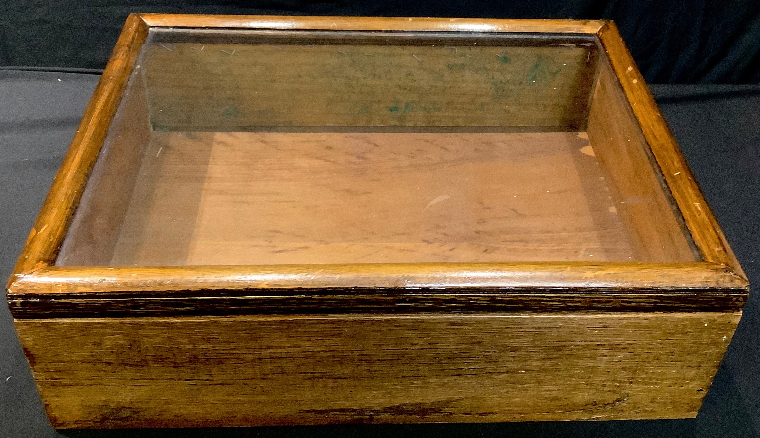 An oak bijouterie cabinet, 48cm x 36cm; a Stanley ruler case; a level; watch keys and winders; etc - Bild 4 aus 4