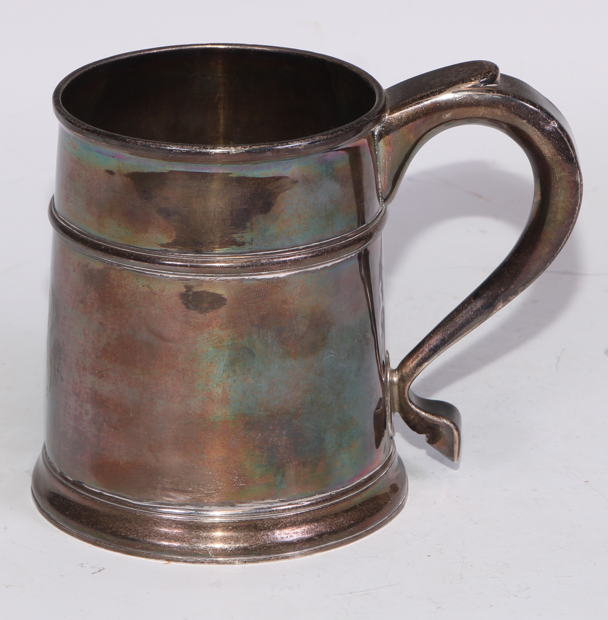 A Queen Anne Britannia silver mug, quarter girdle, S-scroll handle, skirted base, 12cm high, Anthony - Bild 4 aus 4