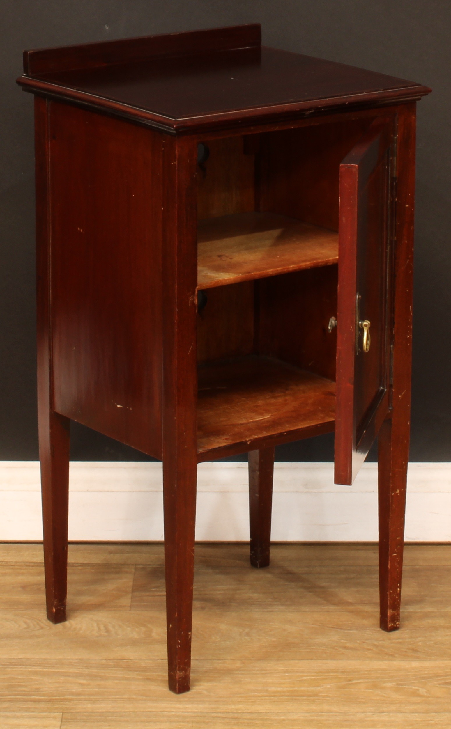 A George II style bedside or lamp table; an Edwardian bedroom cabinet; another; a folding three-tier - Bild 5 aus 12