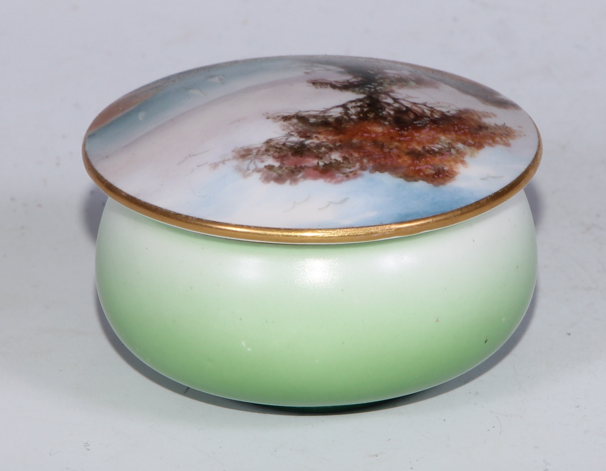 A Royal Worcester topographical trinket box and cover, painted with a coastal landscape, apple green - Bild 6 aus 22