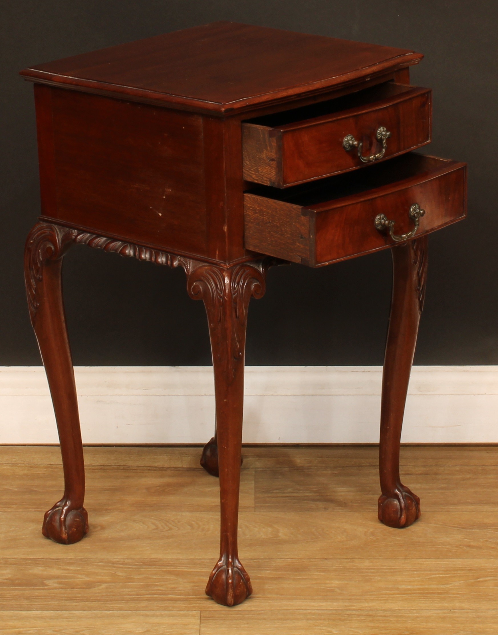 A George II style bedside or lamp table; an Edwardian bedroom cabinet; another; a folding three-tier - Bild 8 aus 12